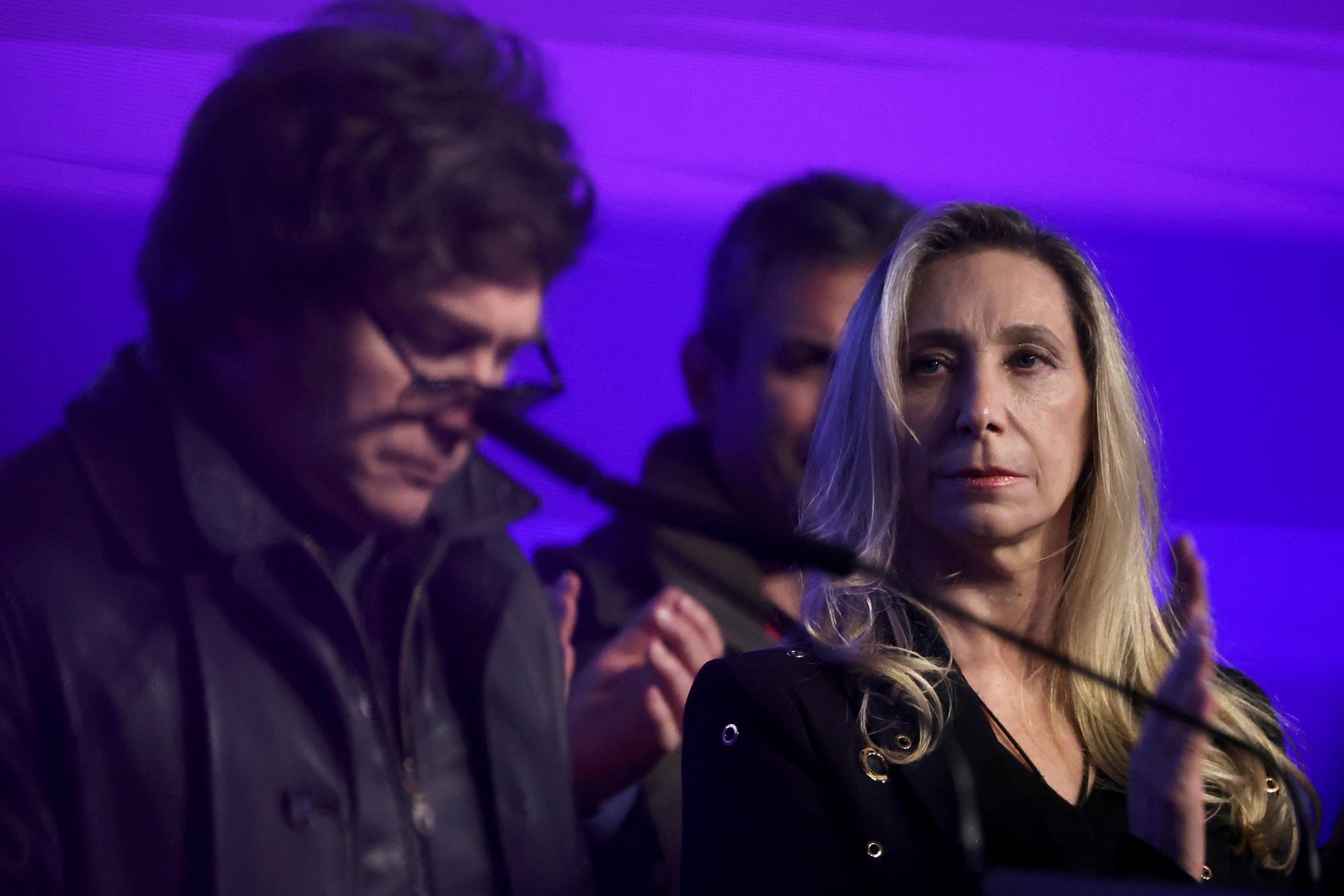 Karina Milei y  Javier Milei en el centro de campaña en La Plata, luego de conocer los resultados electorales de las elecciones legislativas este domingo, en Buenos Aires