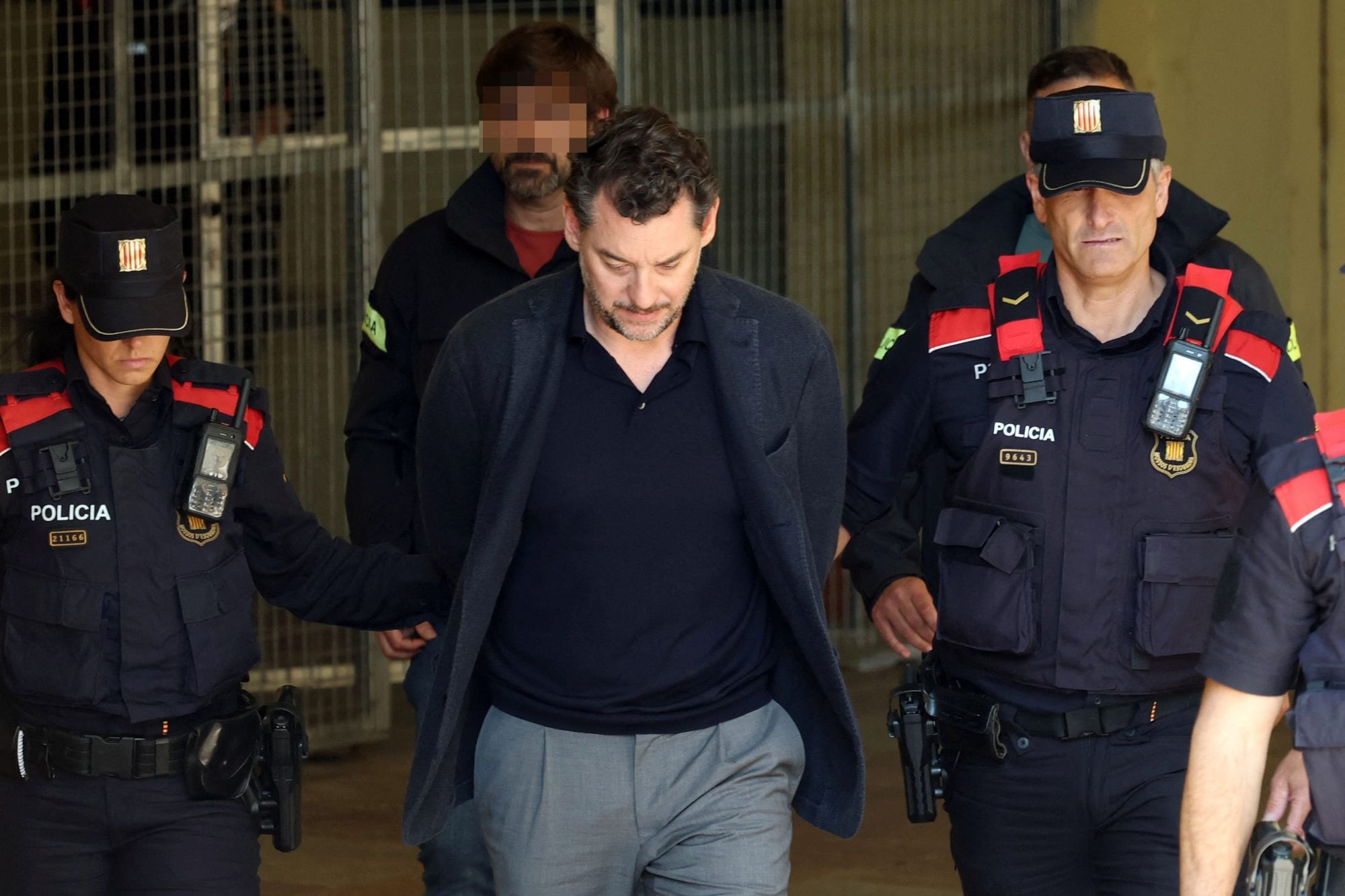 La marca de una pisada “forzada”, clave en la investigación por la muerte del fundador de Mango