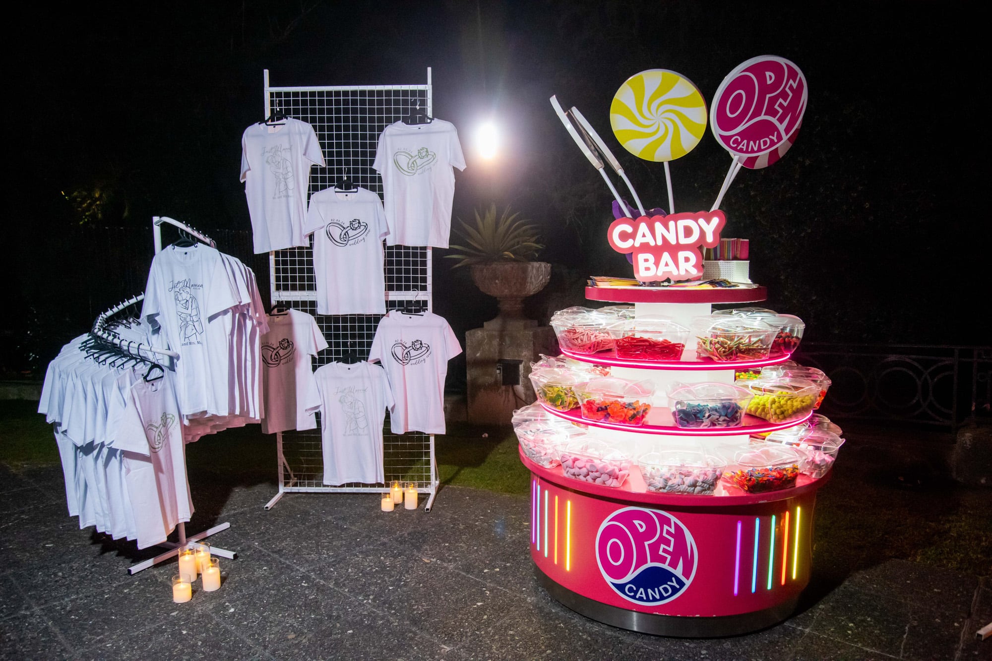 Hacia el final de la fiesta, los invitados se llevaron de souvenirs remeras con frases de la noche y una bolsa de caramelos