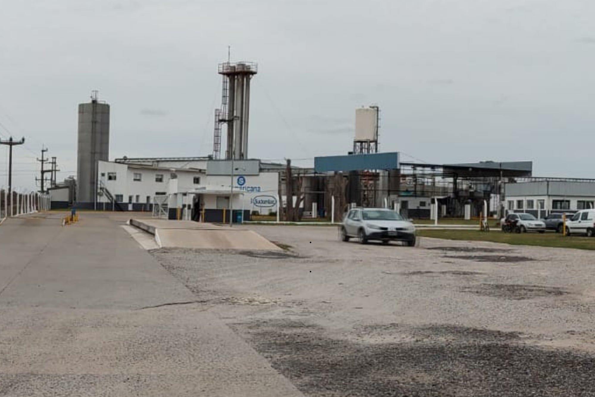 La fábrica comenzará procesando unos 100.000 litros diarios, aunque tiene capacidad para recibir hasta 250.000