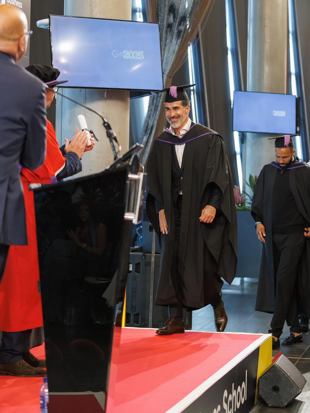 El momento en el que Ángel recibió el diploma de honor