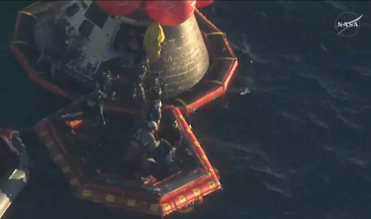 Los astronautas salieron de la cápsula Orión