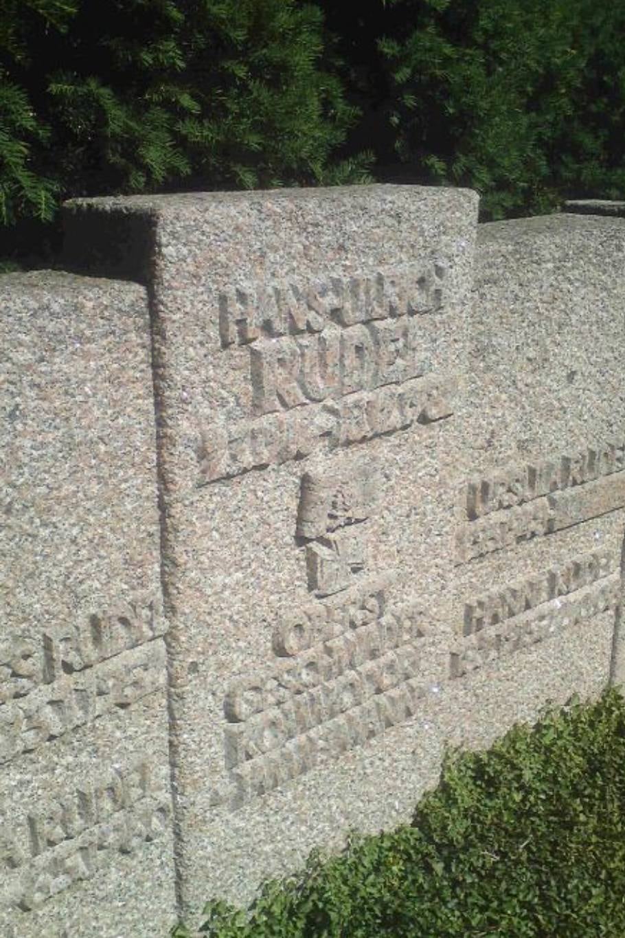 El as de la aviación alemana, ferviente defensor del nazismo, que contrató Perón para fabricar el Pulqui II 30 La tumba de Hans Rudel en Dornhausen