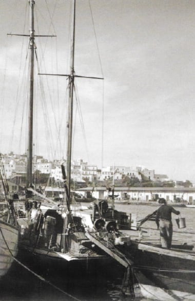 El Djeilan en el muelle de Tánger inspeccionado por la policía luego de que Marga desapareciera (Foto en Cautiva en Arabia, de Morató)