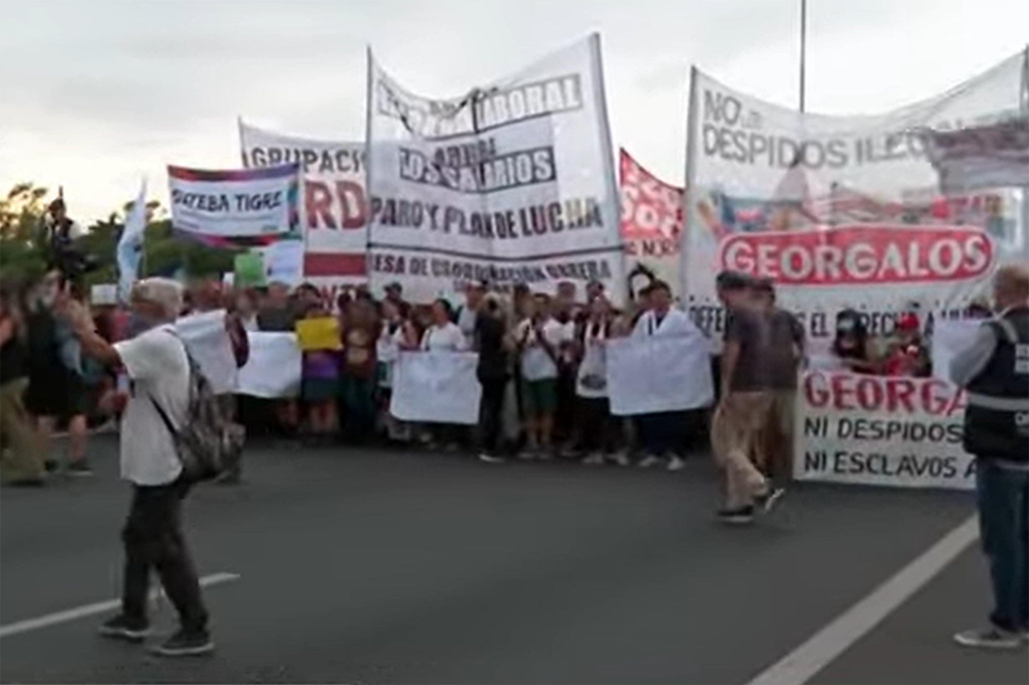 Manifestantes cortan las autopistas Panamericana y Bs.As-La Plata en reclamo por la reforma laboral