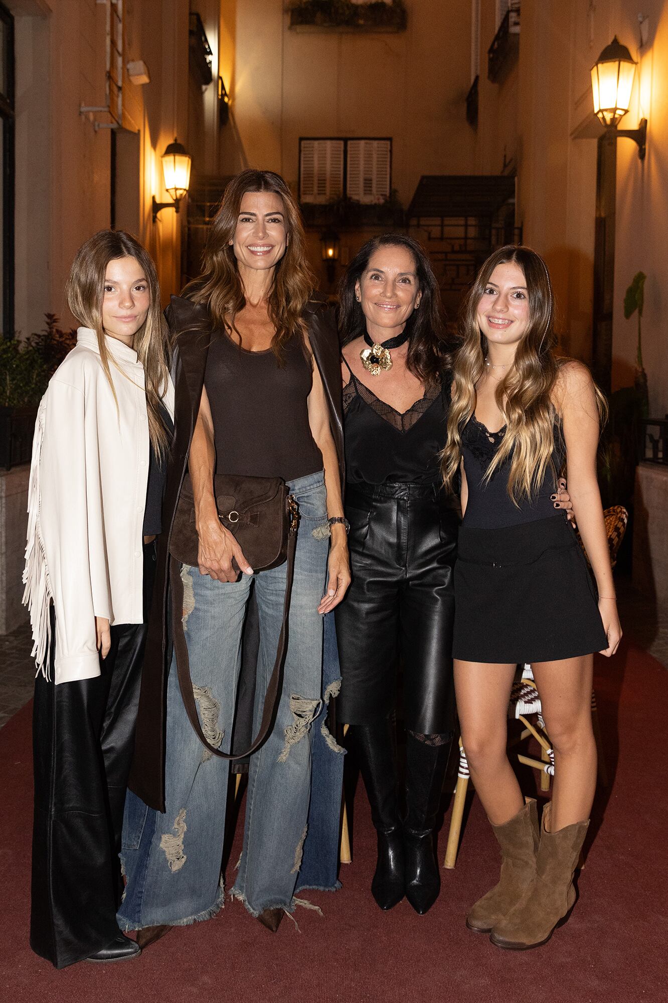 Juliana y Maria junto a sus hijas, Cala y Antonia, íntimas amigas