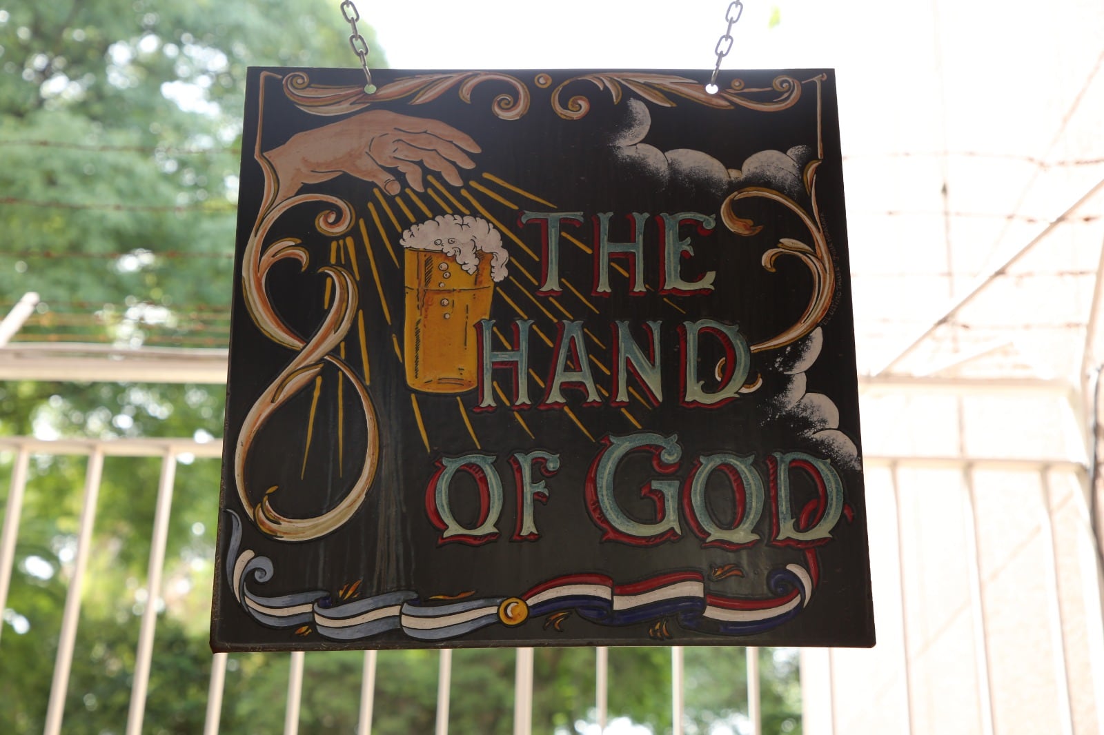 Cómo es The Hand of God, el pub británico oculto en La Isla que rinde homenaje a Messi y a Maradona 9 El cartel, pintado con el clásico fileteado porteño, fue hecho por la artista argentina Julia Muratake
