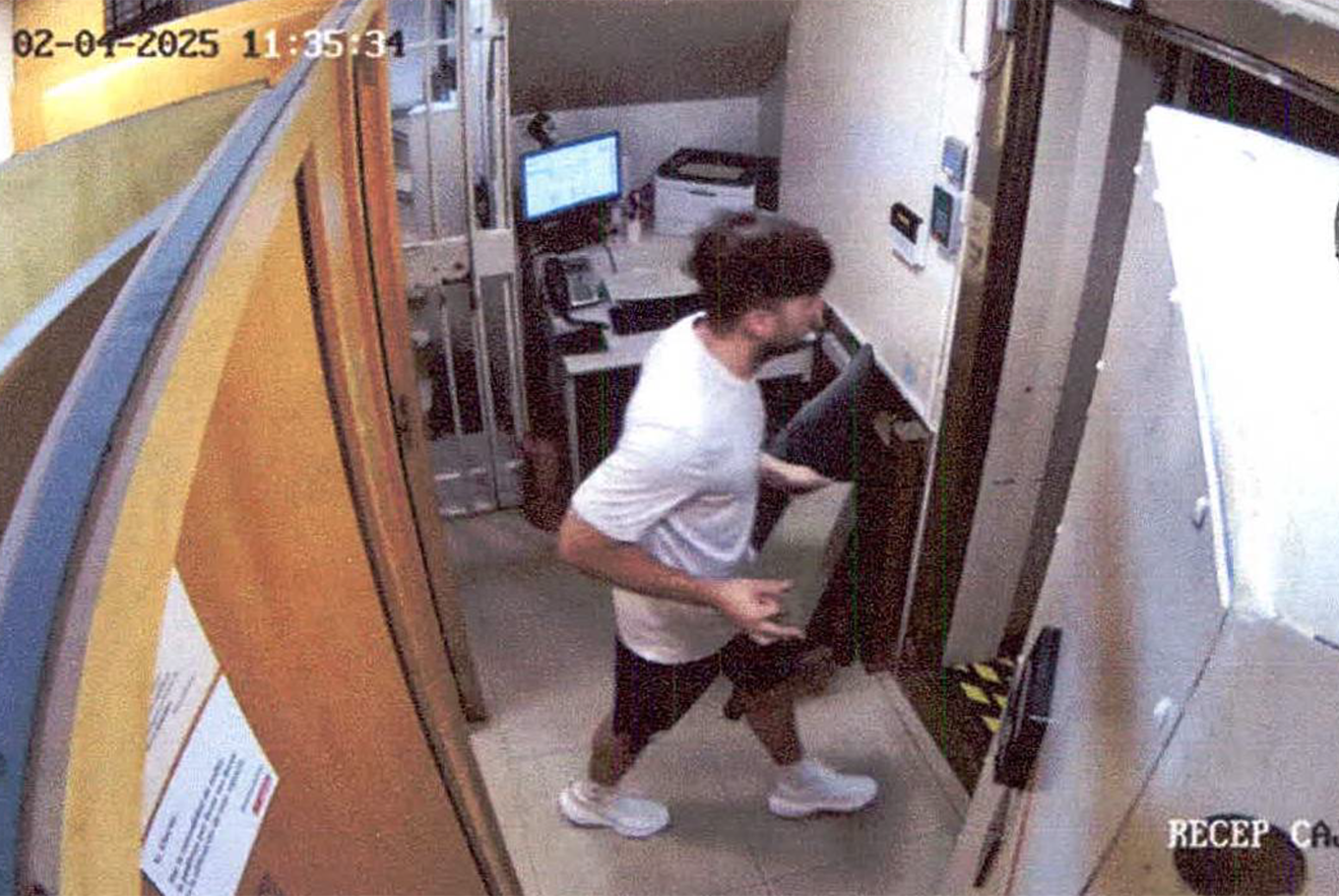 Mauricio Novelli con una de las cajas de seguridad en el subsuelo de la sucursal del Banco Galicia, el 4 de febrero, antes del lanzamiento de la criptomoneda