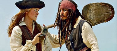 Keira Knightley y Johnny Depp en las blanquísimas arenas del Caribe