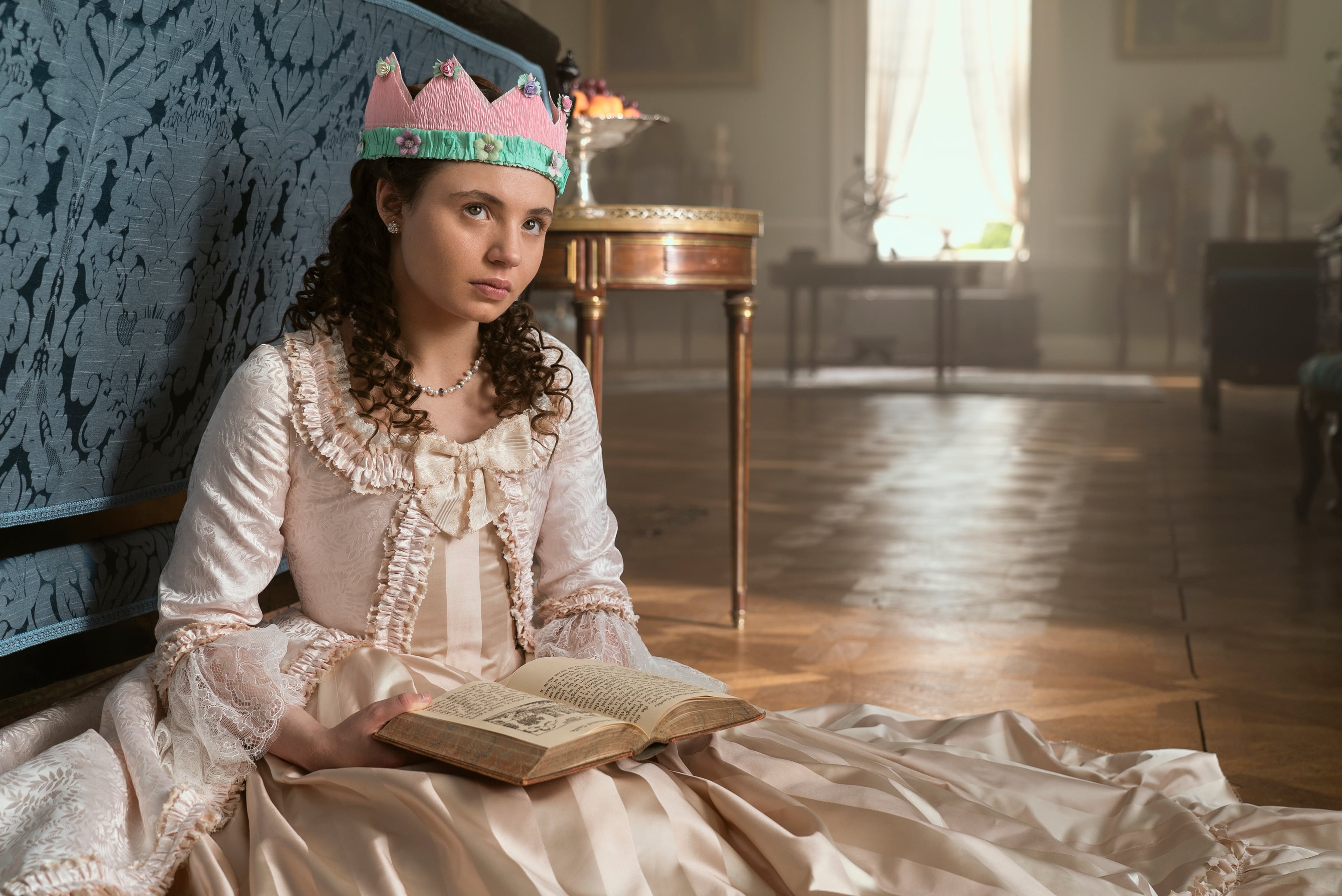 Connie Jenkins-Greig interpretó a una joven Violet Ledger en La reina Charlotte, donde se exploraron algunos aspectos de su infancia y de la familia en la que creció antes de convertise en la matriarca Bridgerton