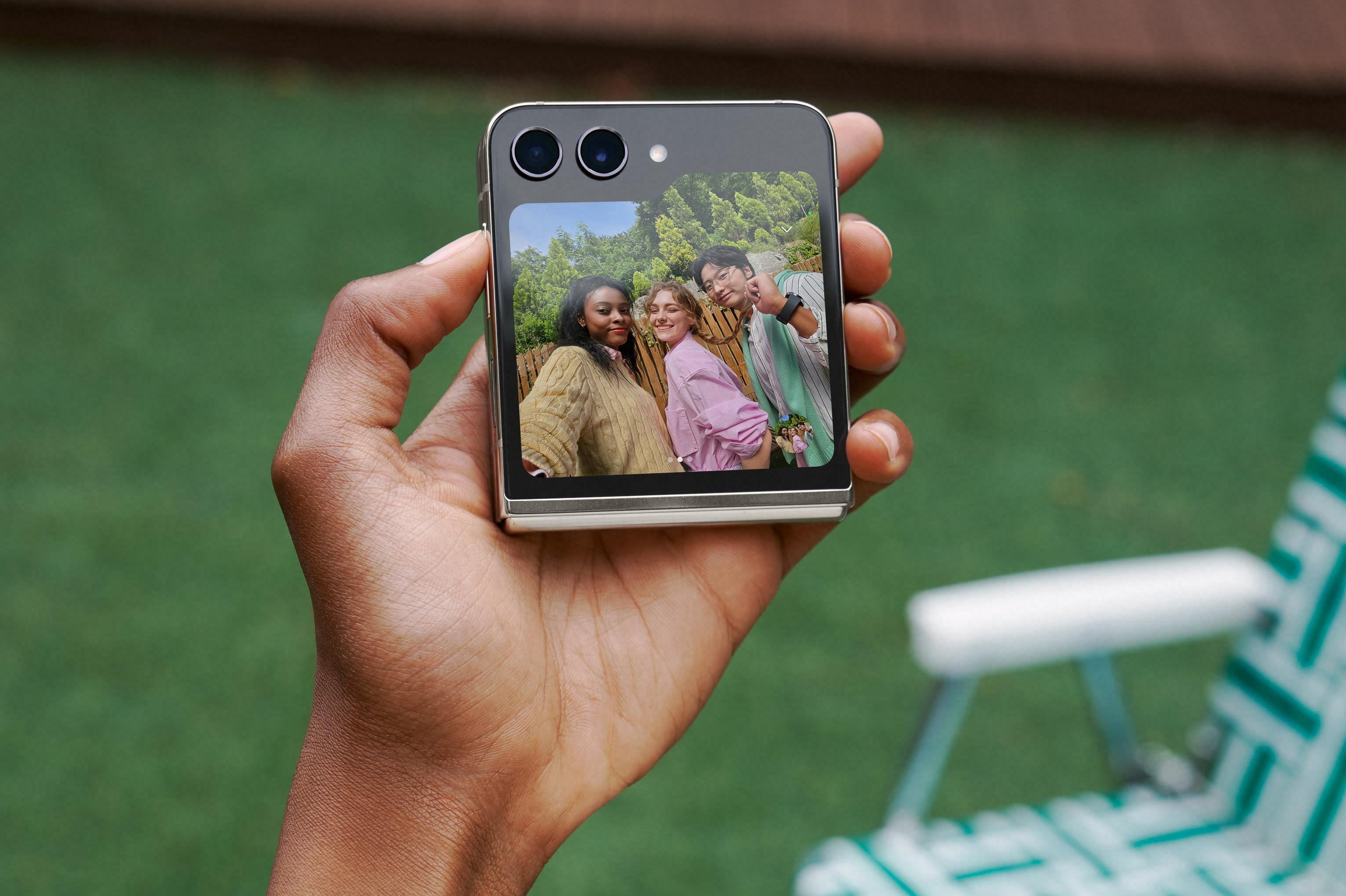 Varios fabricantes, como Samsung con el Z Flip5, están apostando por dispositivos plegables con una pantalla secundaria externa que permita interactuar con el teléfono sin abrirlo