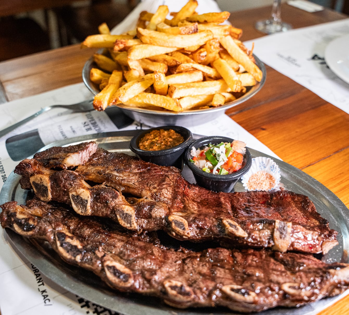 Tira de asado con papas fritas, uno de los platos que salen de la parrilla