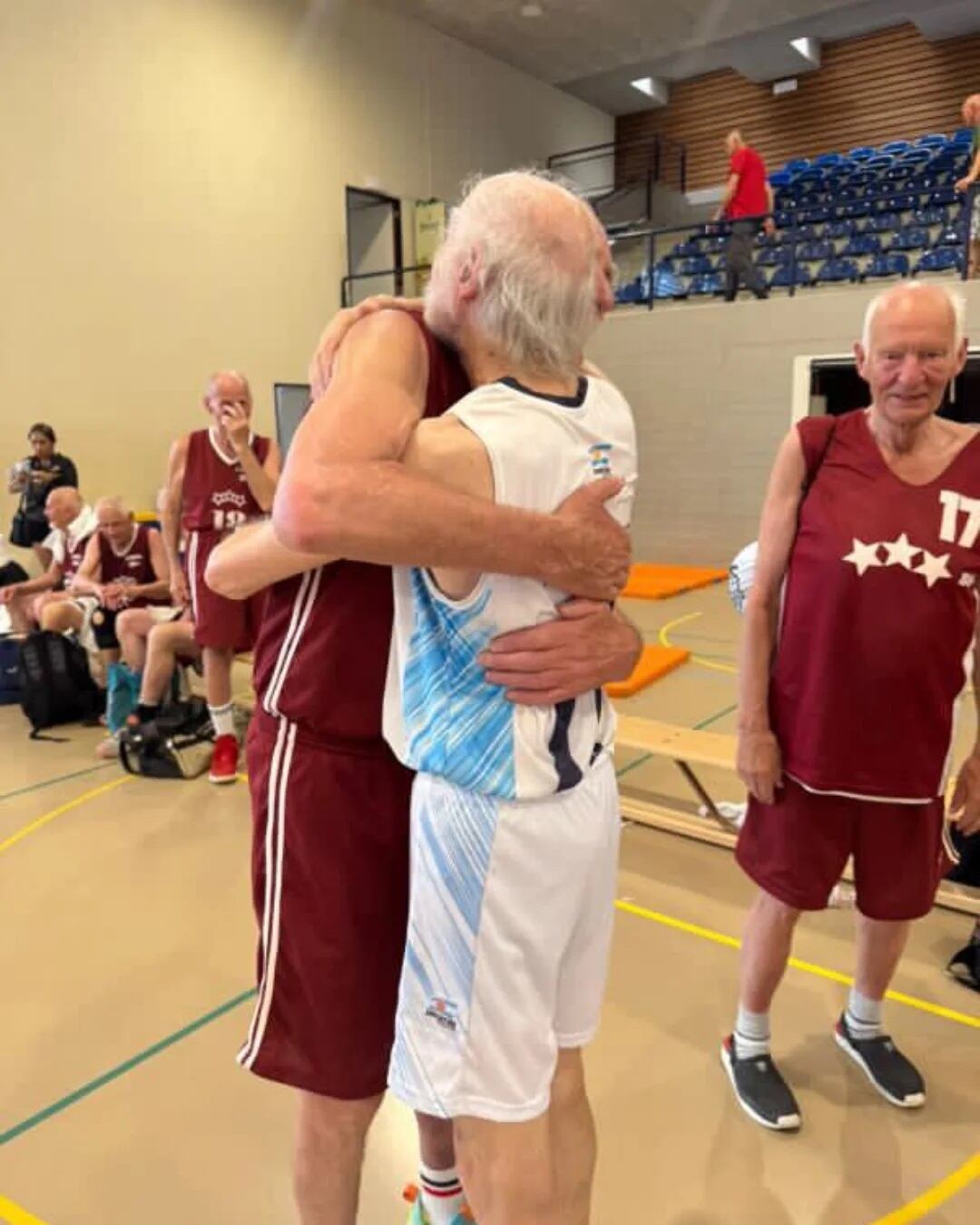 El abrazo entre Eduardo Bave y el capitán del seleccionado alemán tras el partido por el tercer y cuarto puesto