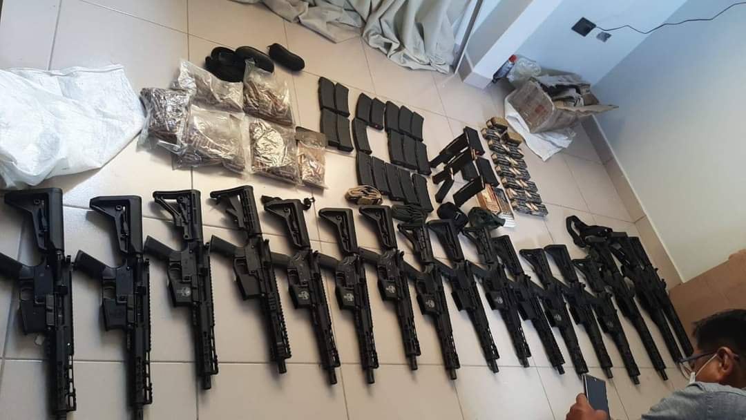 Las poderosas armas de guerra que acumulaba Sebastián Marset en la mansión en la que vivía con su familia en Santa Cruz de la Sierra, Bolivia
