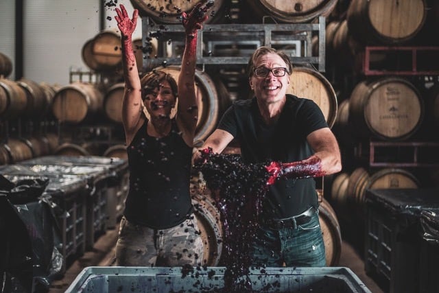 Jeff y Verónica en la cosecha de la bodega.
