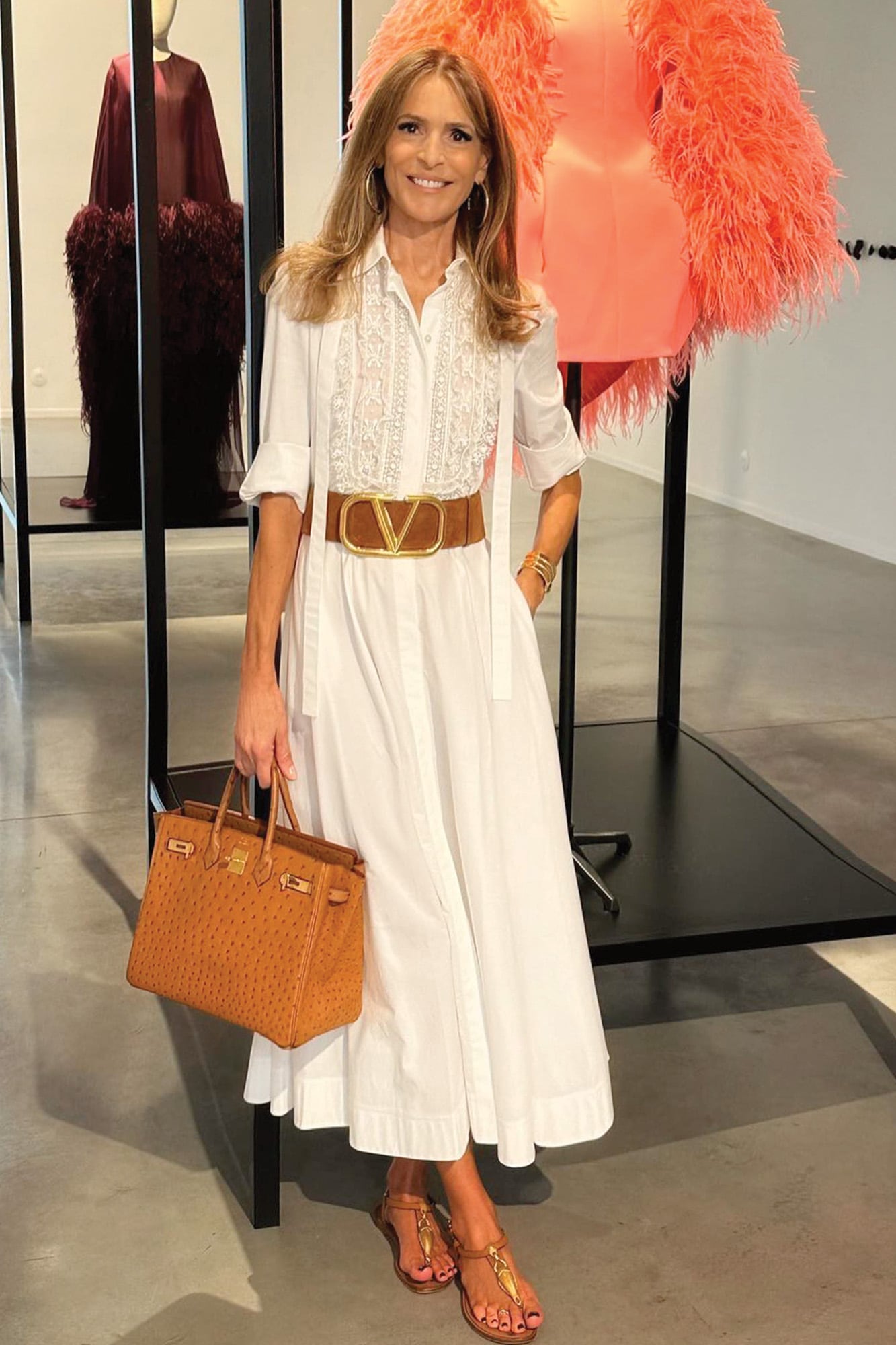 Invitada a una retrospectiva de Valentino en 2024 en Saint-Paul de Vence, en la Costa Azul francesa, Rossella fue lookeada con un vestido blanco midi con bordado inglés