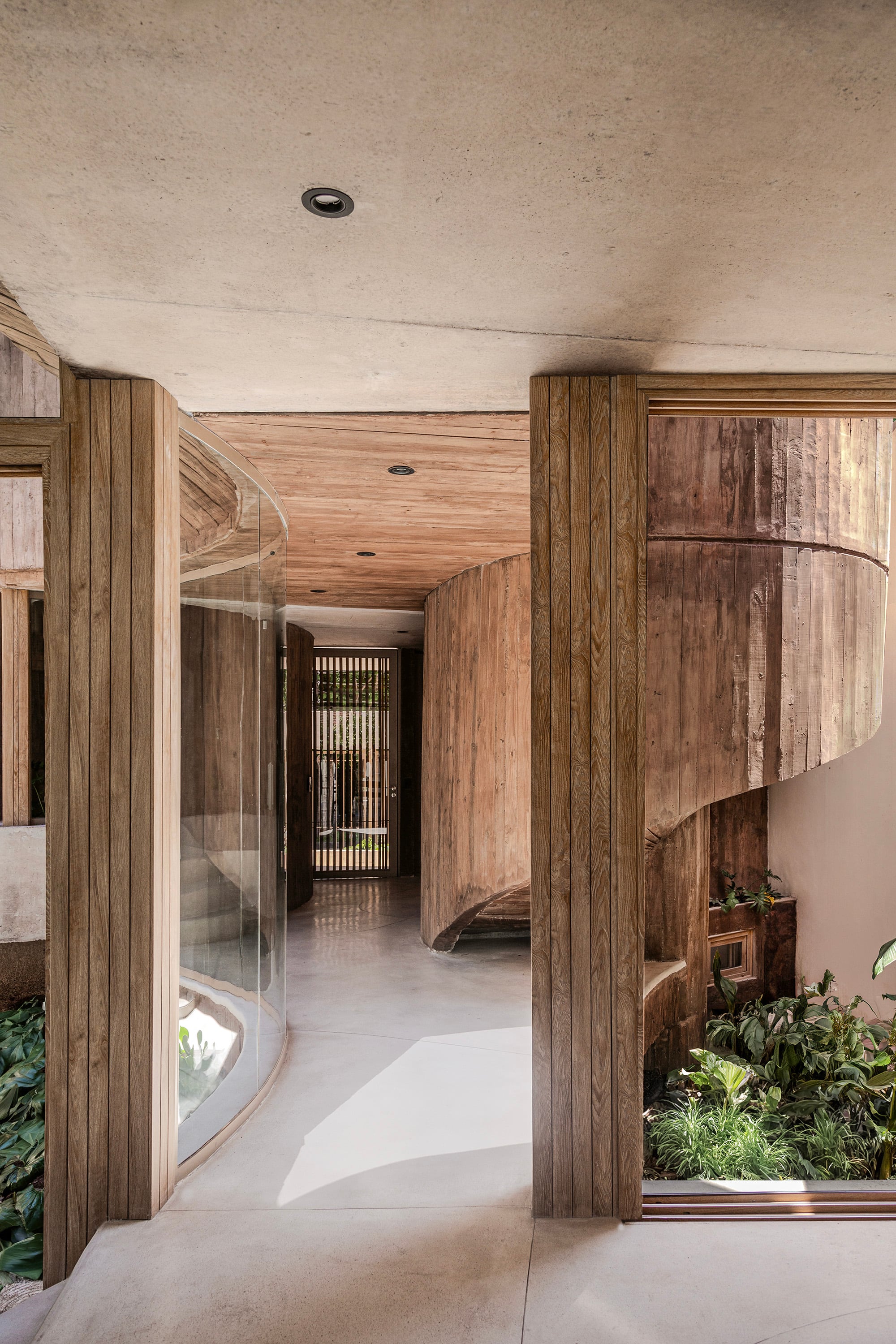 Con este particular hormigón marrón (un trabajo conjunto de Grizzo Studio y Hormigón Avellaneda), lograron riqueza visual y redujeron al mínimo la necesidad de mantenimiento a futuro. Piso de hormigón blanco (AFG Constructora).