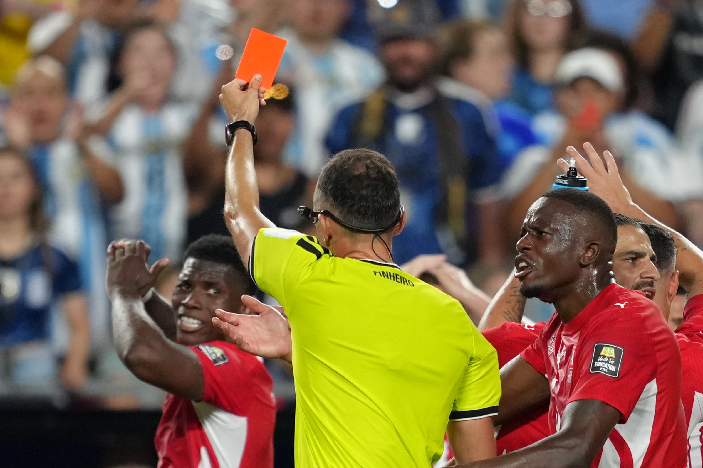 El árbitro Joao Pinheiro expulsa al suizo Breel Embolo (7) durante el partido contra Argentina en los cuartos de final de la Copa del Mundo, el sábado 11 de julio de 2026. (AP Foto/Ed Zurga)