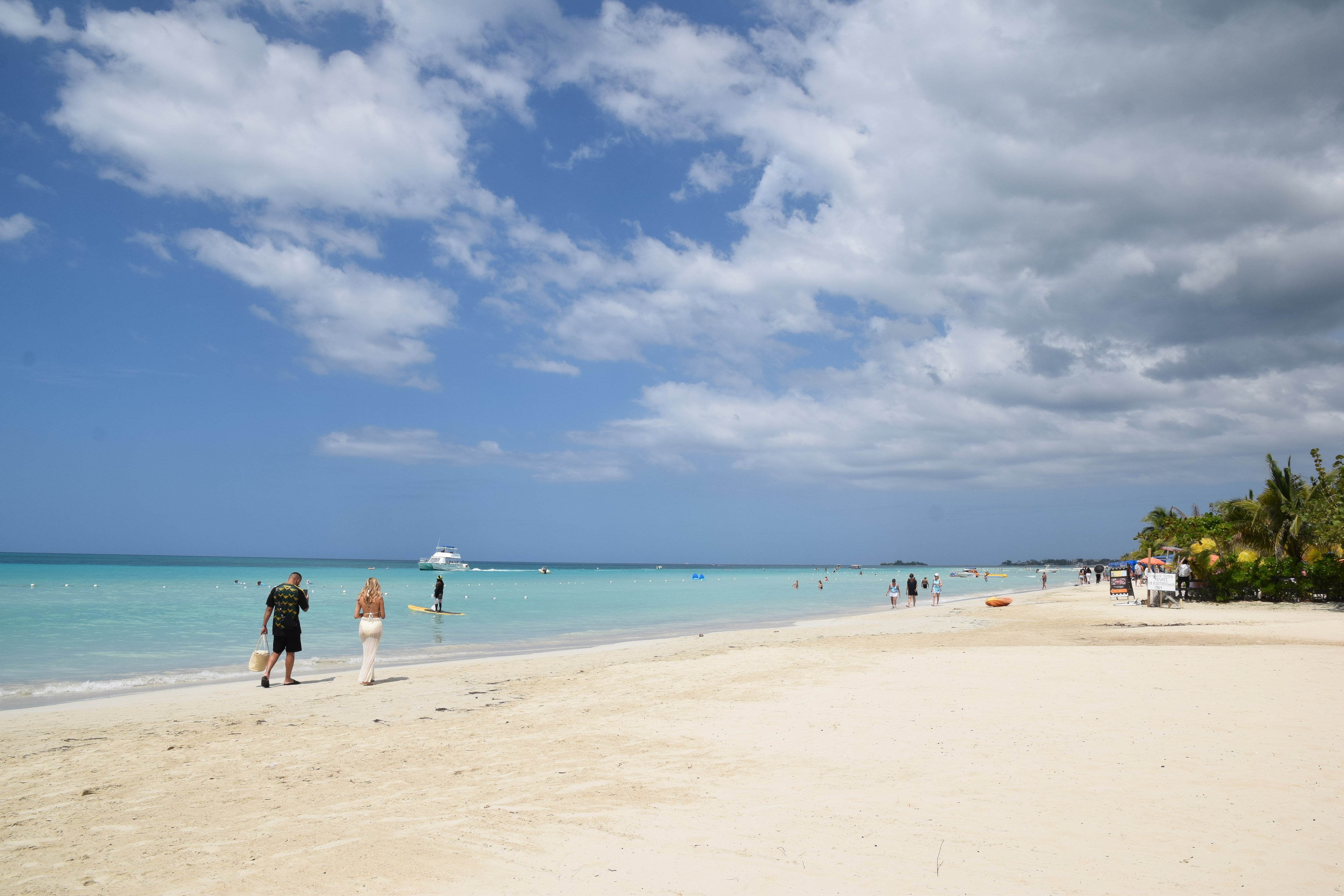 La Seven Mile de Negril es la postal perfecta de arena blanca y aguas turquesas poco profundas y libres de zargazo