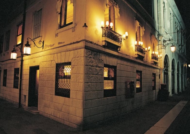 El bar estaba ubicado en Calle Vallaresso 1323, cerca de la Plaza de San Marcos en Venecia, Italia