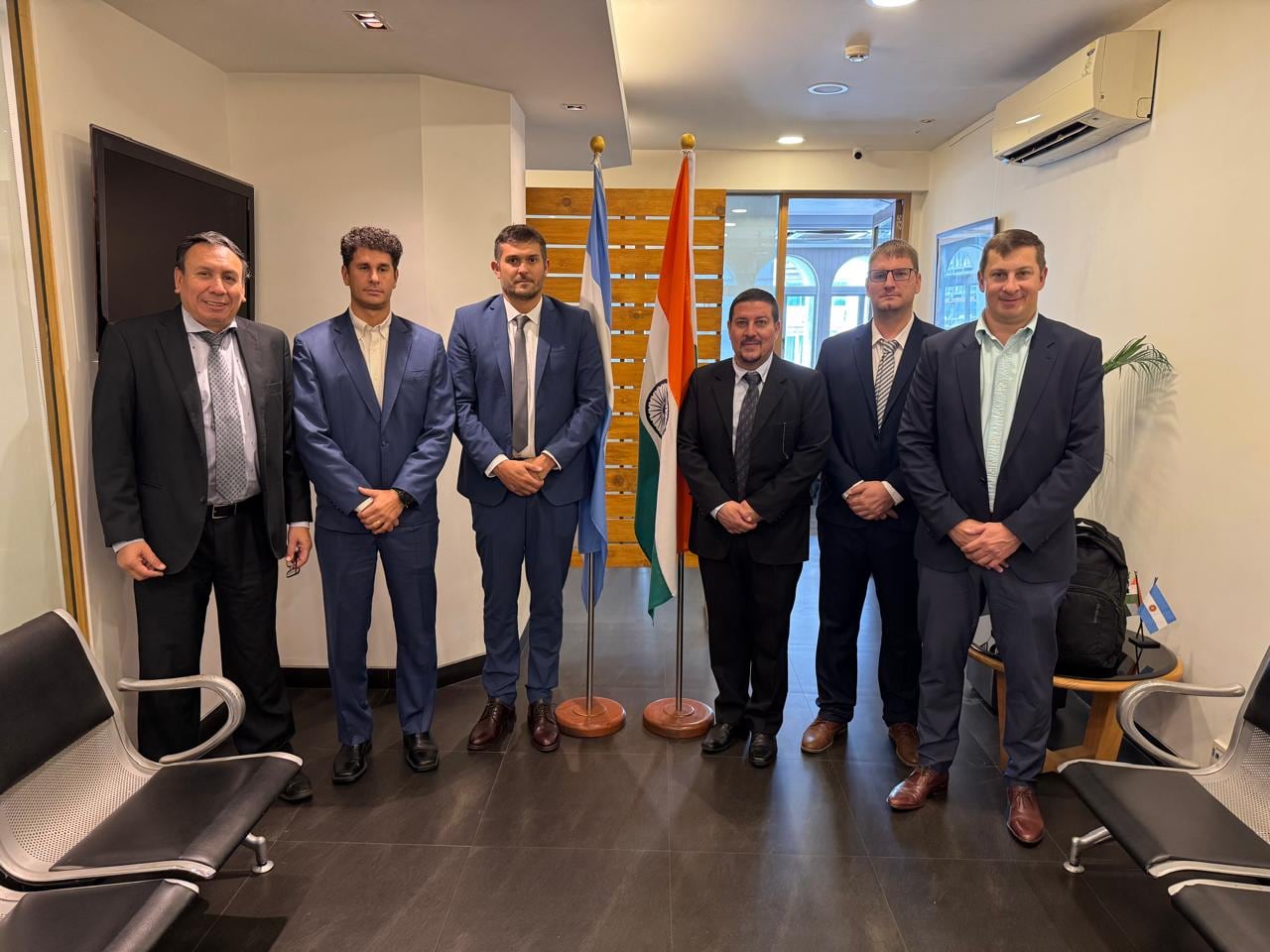 Parte de la comitiva empresarial que viajó a India a promover la yerba mate