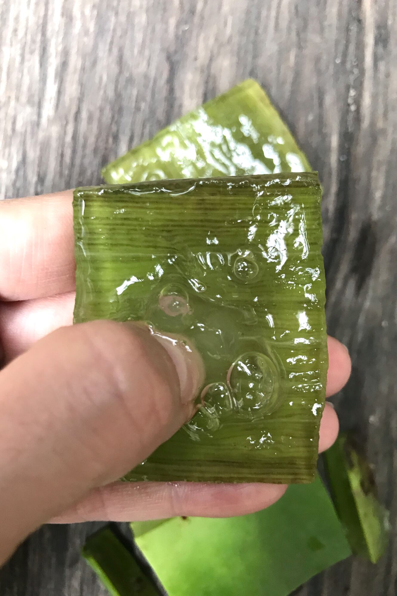 Para obtener el gel, se quita la corteza y se hunde el pulgar para obtener todo el producto