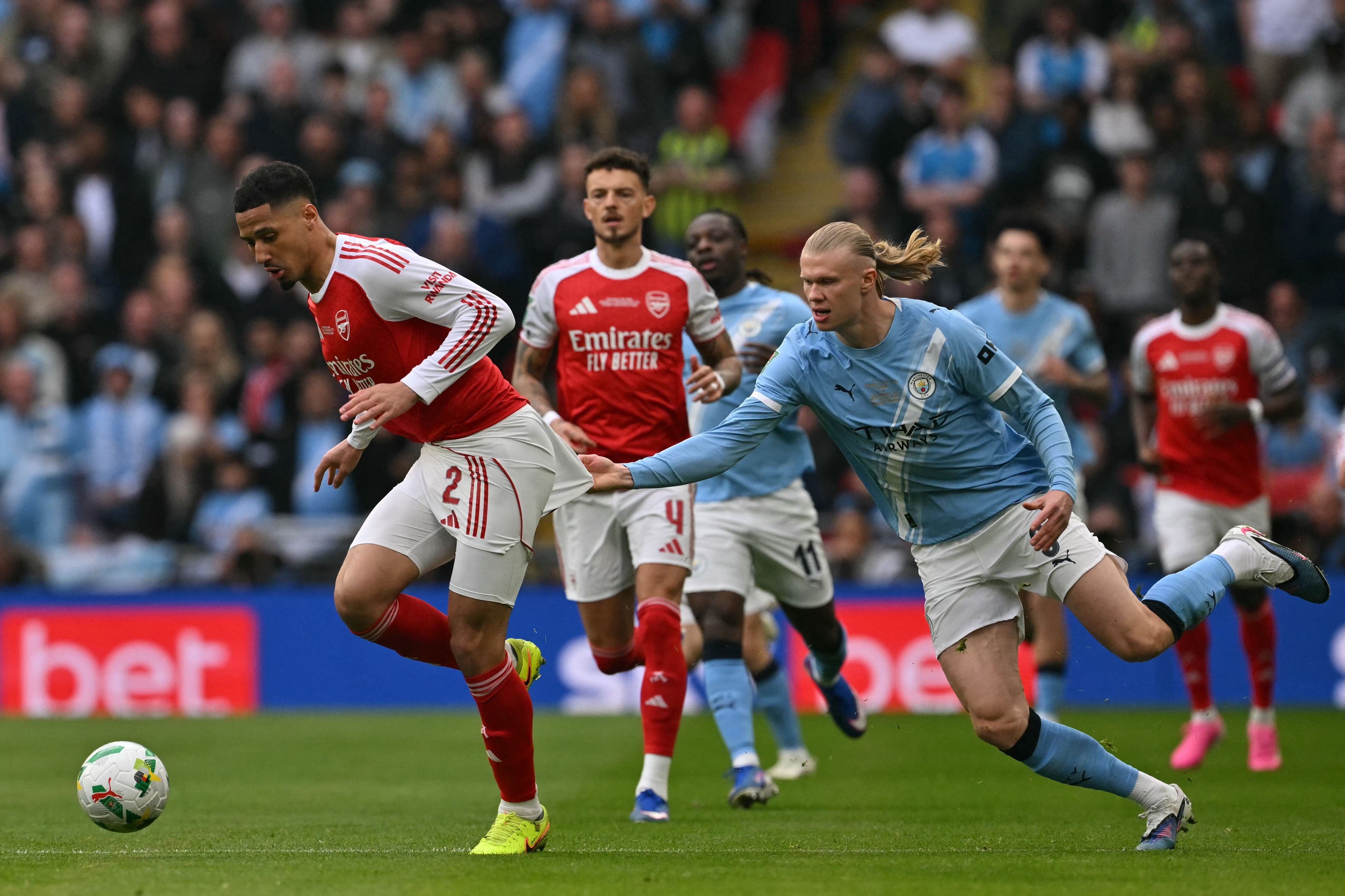 William Saliba y Erling Haaland serán protagonistas del partido que se presenta decisivo en la Premier League: Manchester City vs. Arsenal.