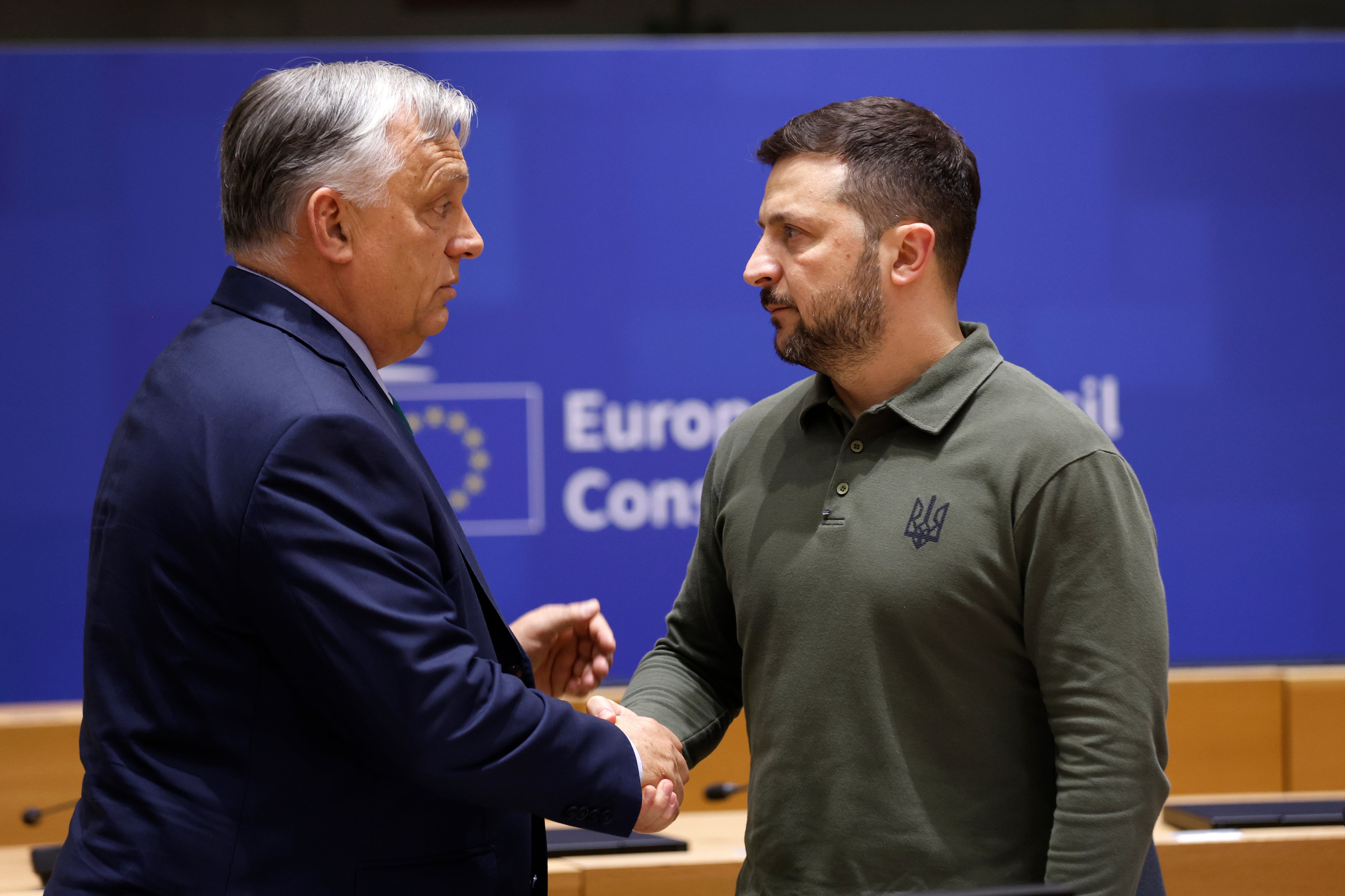 El primer ministro de Hungría, Viktor Orbán (izquierda), estrecha la mano al presidente de Ucrania, Volodymyr Zelensky, durante una cumbre de la Unión Europea en Bruselas, el 27 de junio de 2024