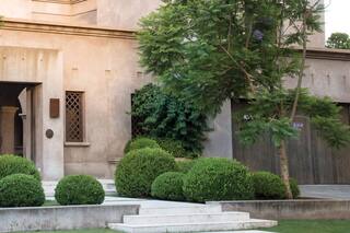 Un jardín de entrada con aires de palacio