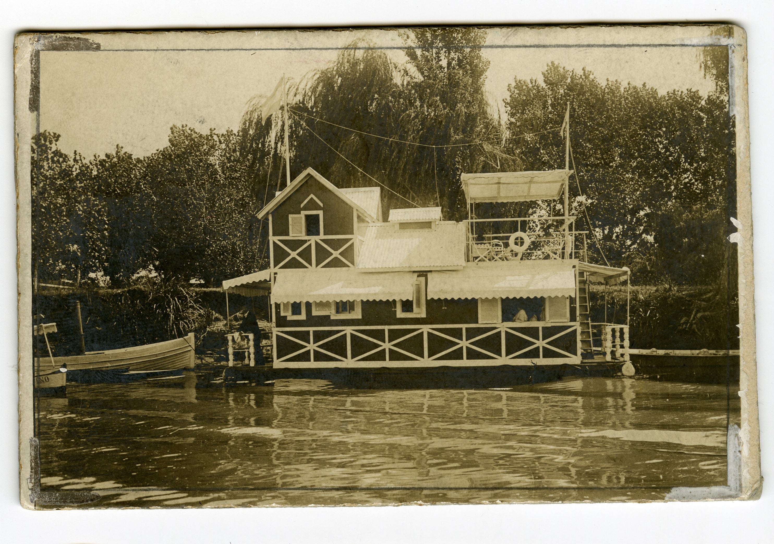 La Cautiva, casa flotante de Daniel Oliviera Cézar en el río Luján, marzo de 1907