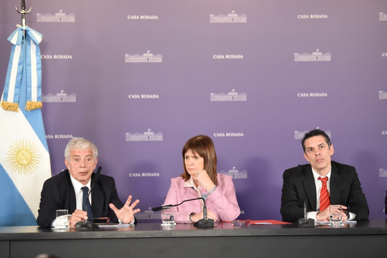 Los ministros Mariano Cúneo Libarona y Patricia Bullrich, junto al secretario de Justicia, Sebastián Amerio