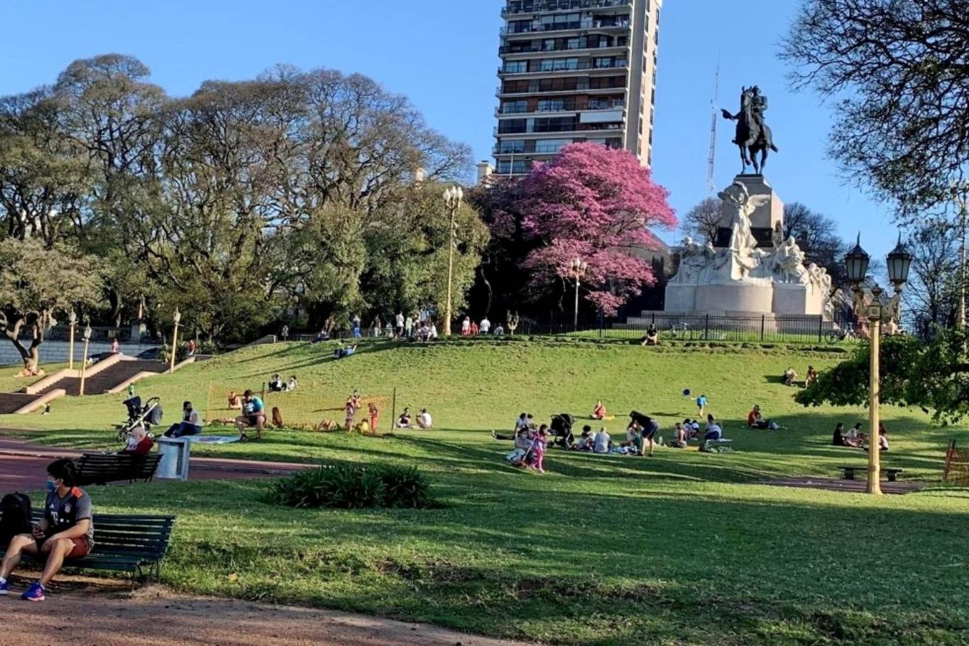 Cómo es The Hand of God, el pub británico oculto en La Isla que rinde homenaje a Messi y a Maradona 6 Es un pub secreto, de acceso restringido, ubicado en Recoleta, más precisamente en La Isla. Su dirección: Dr. Luis Agote 2412.