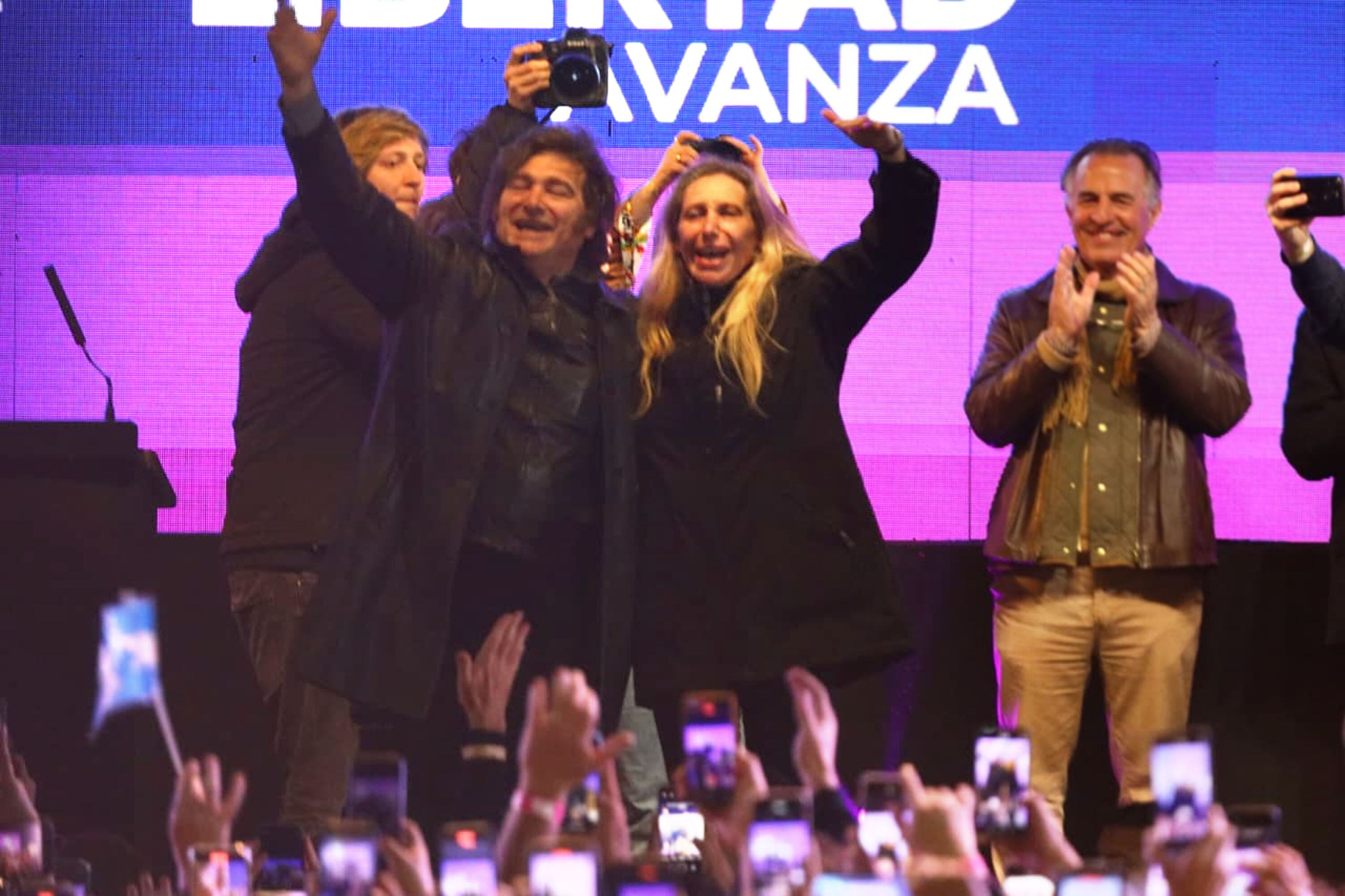 Javier Milei y Karina en el acto de cierre de campaña de La Libertad Avanza (LLA); predio del club Villa Ángela de la localidad de Trujuy, en el corazón de Moreno. Zona Oeste