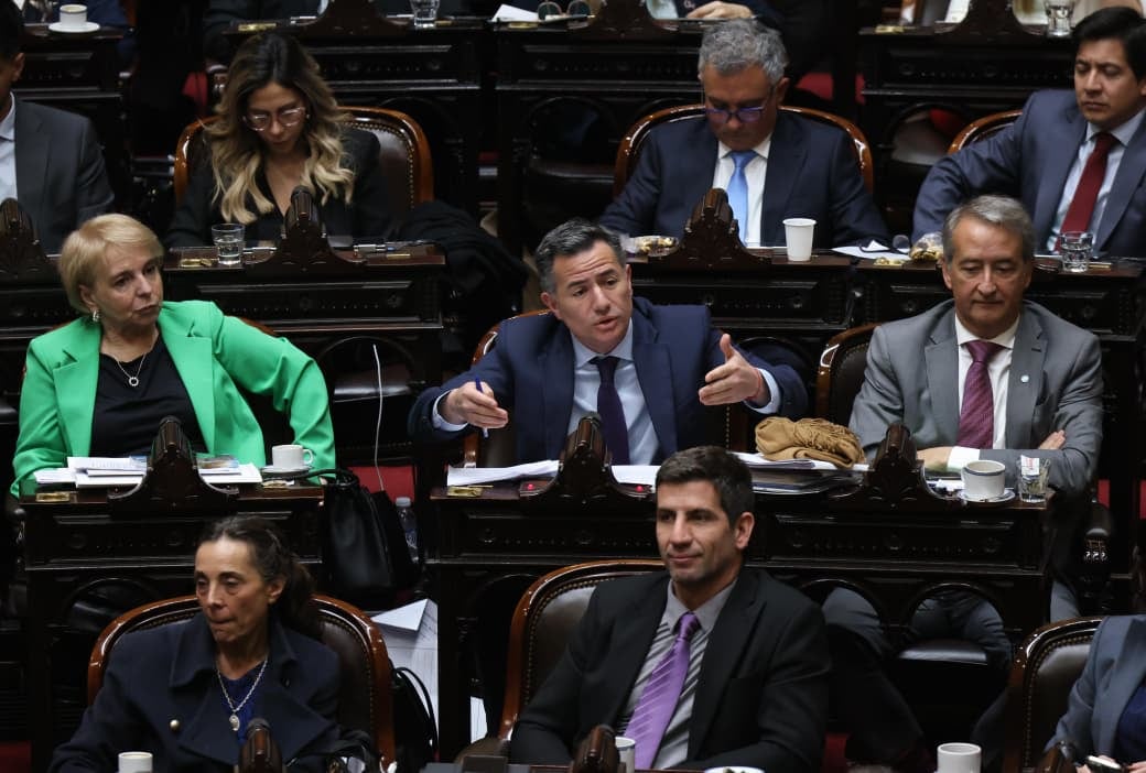 Gabriel Bornoroni, el jefe del bloque de LLA, en pleno recinto, antes de la reunión con Karina Milei