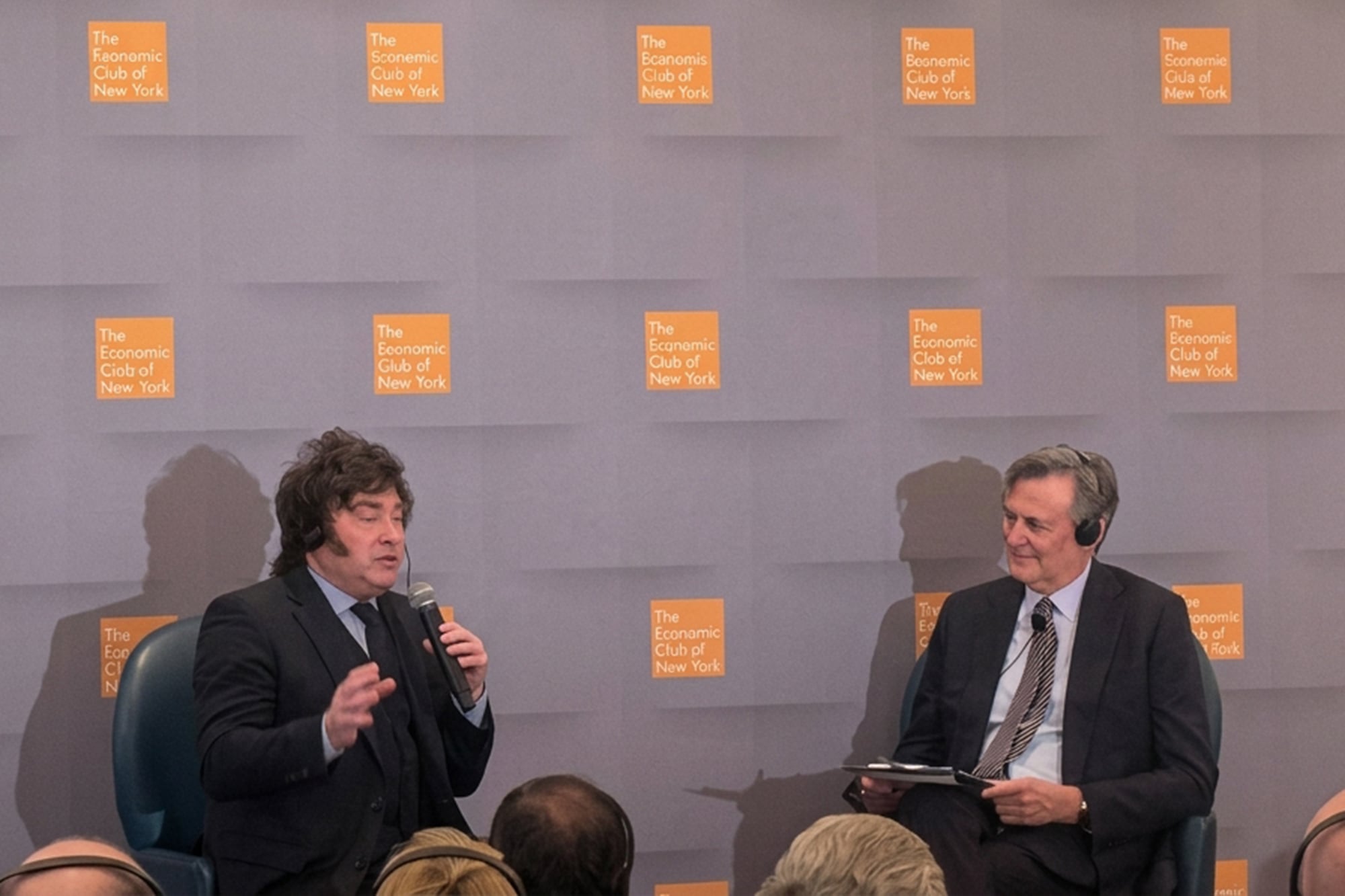 Javier Milei, en El Club Económico de Nueva York, junto al editor jefe de Bloomberg News, el inglés John Micklethwait.
