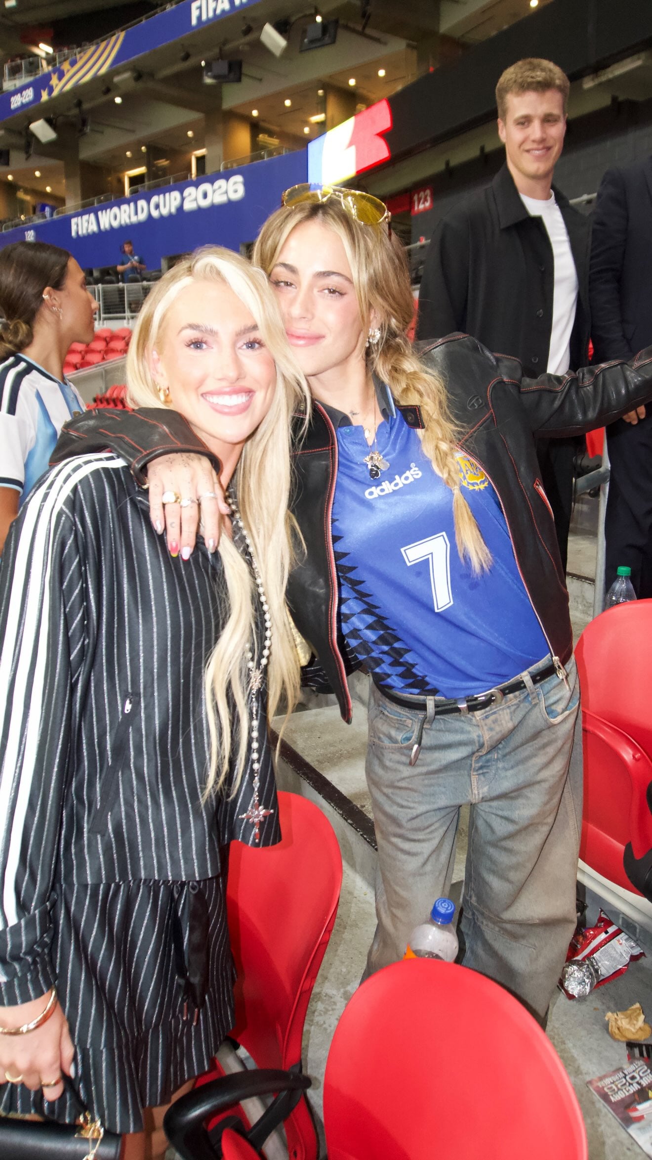 Kelci-Rose Bowers y Tini Stoessel durante los festejos en el estadio (Foto: Instagram @_kelci.rose_)