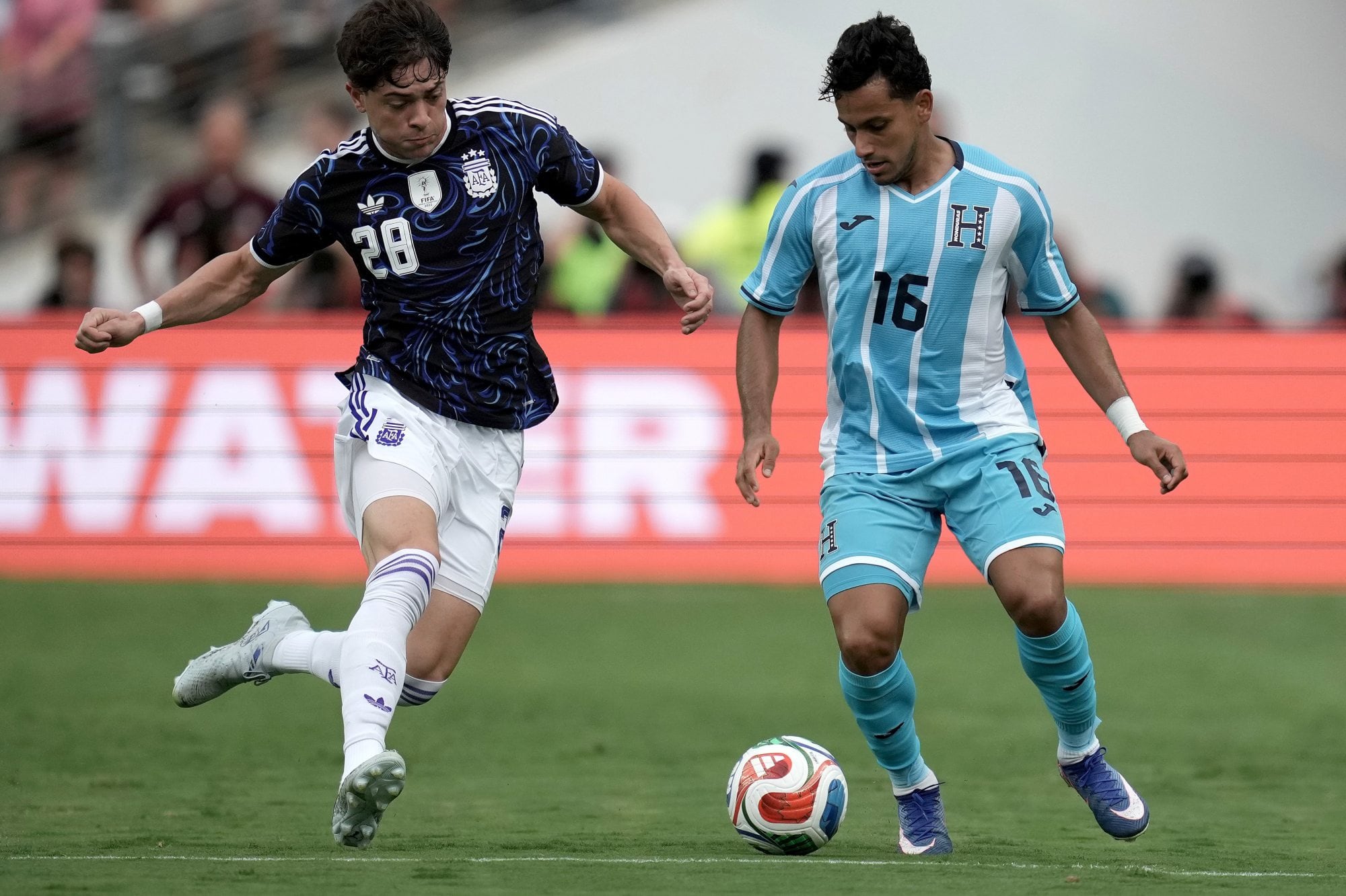 Quién reemplaza a Balerdi: las alternativas de Scaloni para completar la lista de la selección argentina.