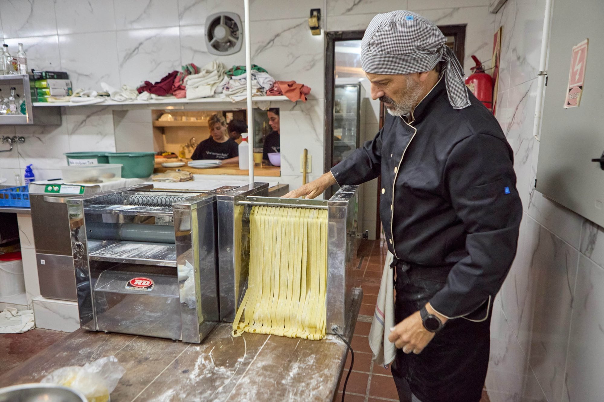 Fideos que llegan a la mesa recién hechos
