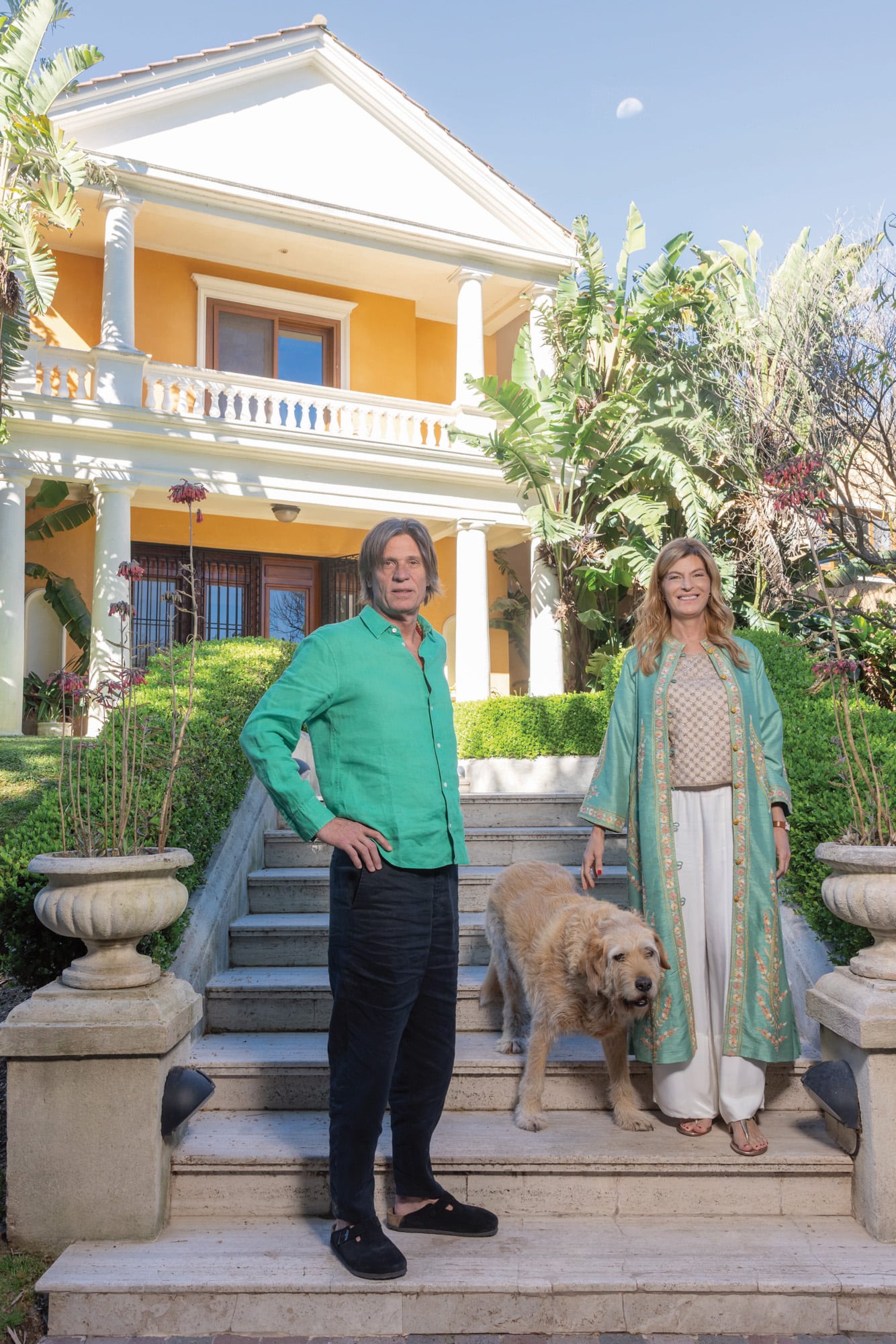 Abre las puertas de su casa. Soledad Costantini, editora y directora del Malba Literatura, posa junto a su marido, Eugenio Aguirre 8 Nuestros anfitriones, Soledad y Eugenio, nos reciben con su querido perro Max