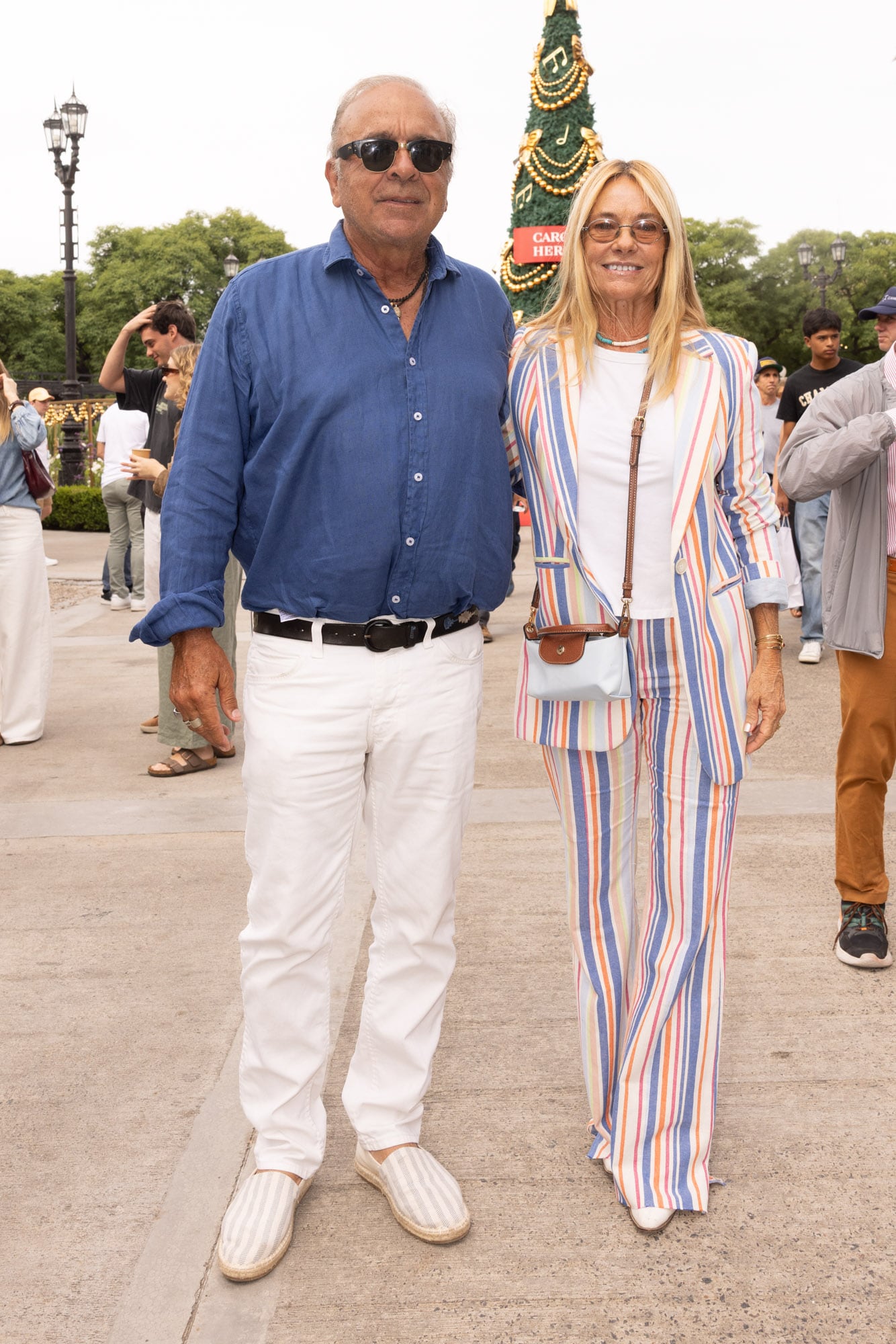 Clemente Zavaleta y la trilliza María Emilia, muy canchera con su tailleur a rayas