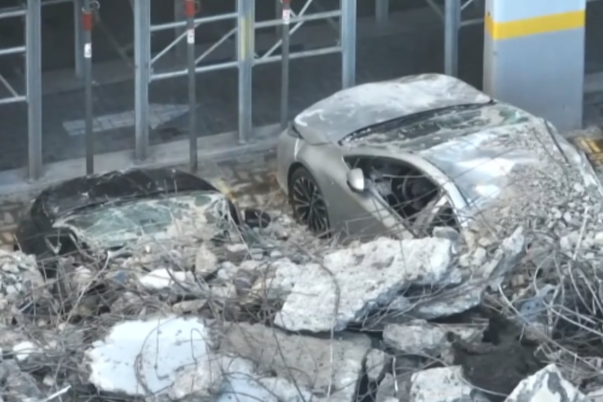 Video: así desentierran los autos que quedaron aplastados y bajo los escombros tras el derrumbe en Parque Patricios