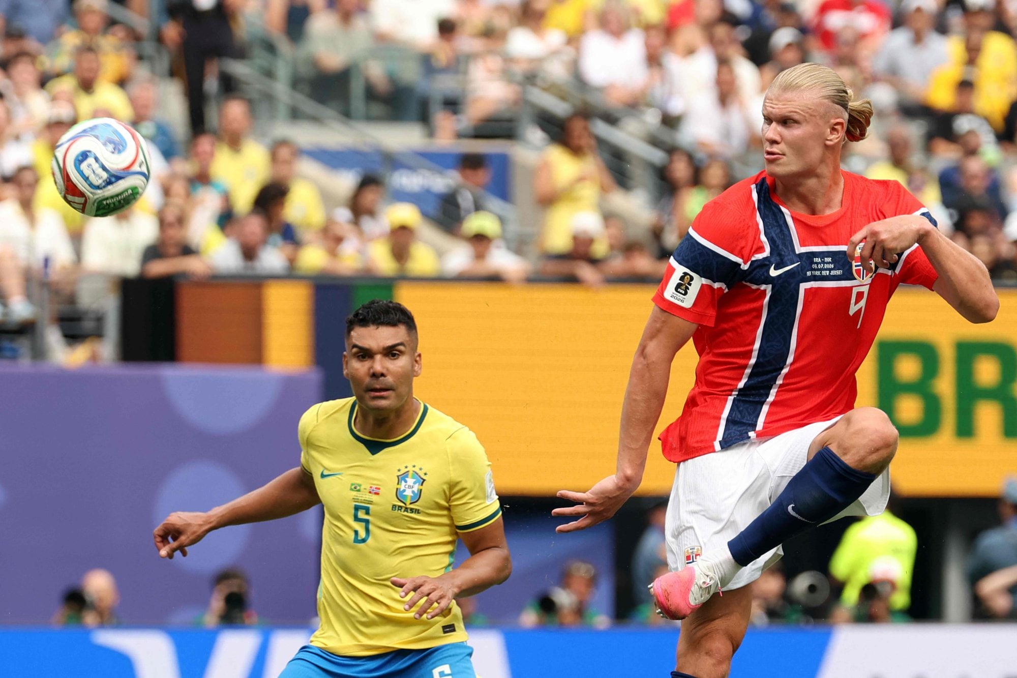 Casemiro y Erling Haaland en el partido por octavos de final que disputaron las selecciones de Brasil y Noruega (Foto: Odd ANDERSEN / AFP)
