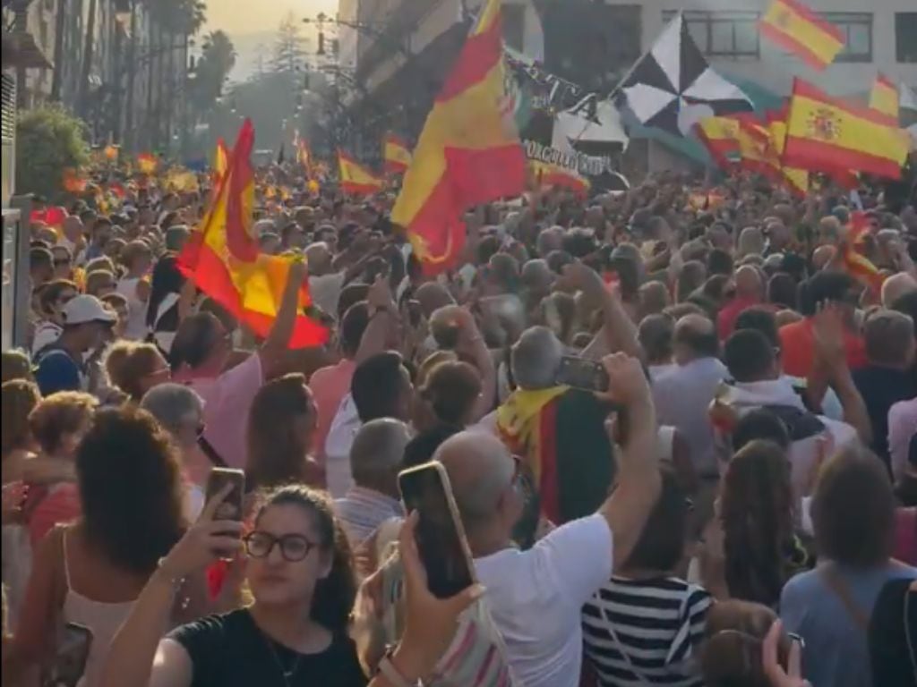 Miles de personas marcharon en Ceuta contra la crisis migratoria y reclamaron la renuncia de Pedro Sánchez