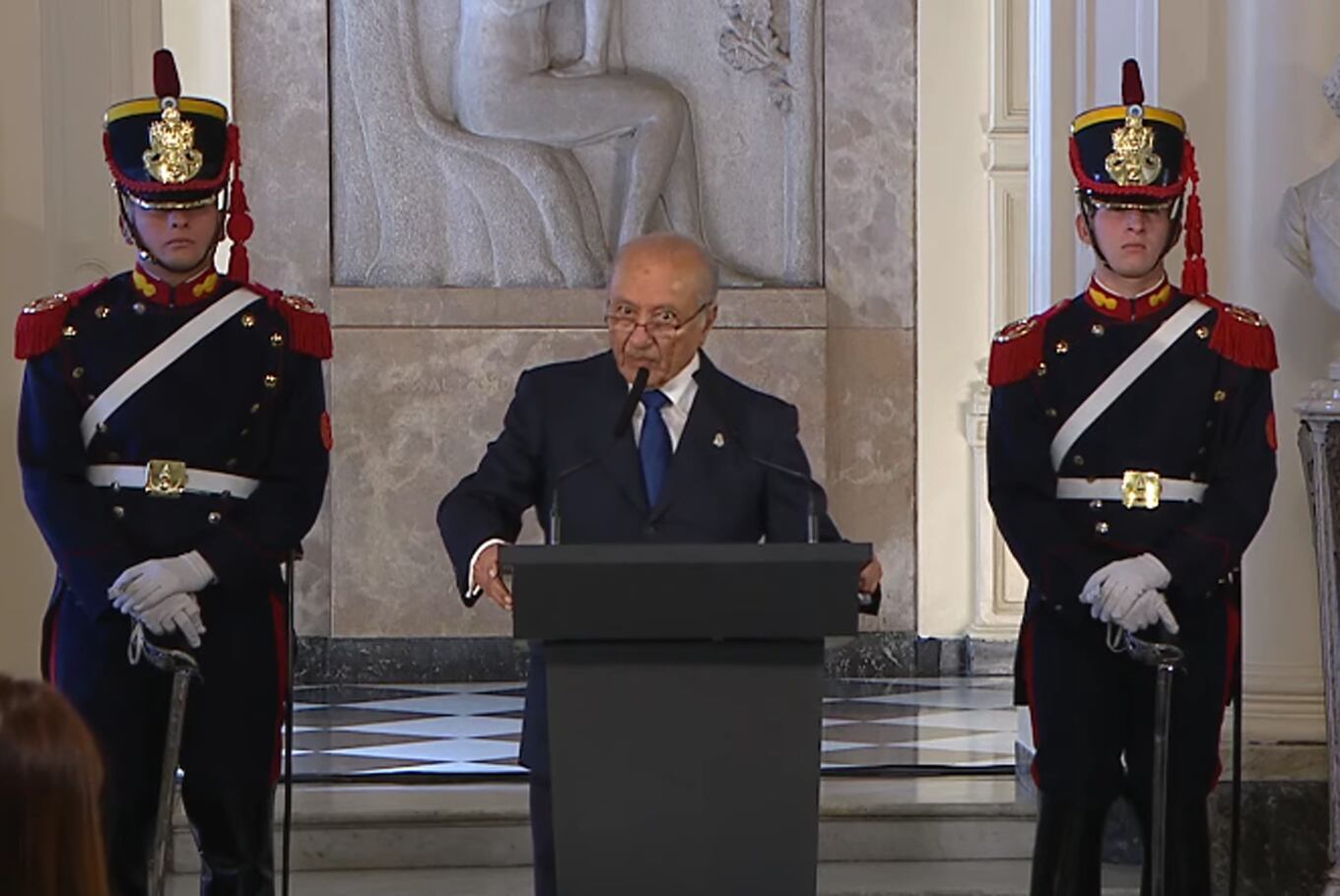 Colocación del Busto del Presidente Carlos Menem en Casa Rosada, participaron de la ceremonia, Javier Milei, Zulemita Menem y Eduardo Menem