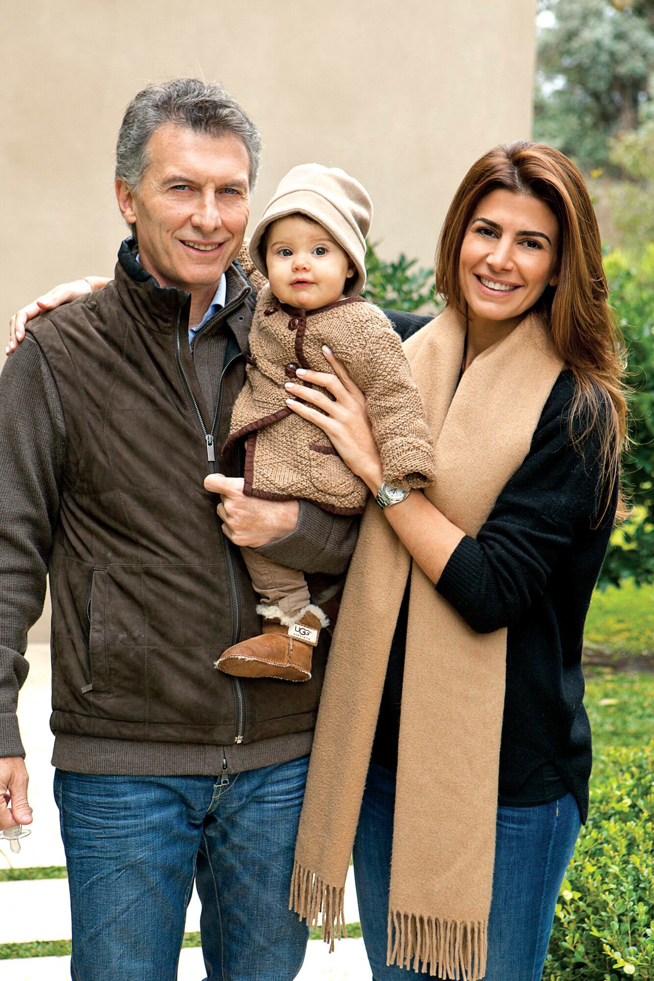 El ex mandatario con Juliana y Antonia cuando protagonizaron su primer posado juntos para la tapa de ¡HOLA! Argentina. “Siempre supe que Mauricio iba a ser un excelente padre, porque veía cómo actuaba con sus hijos mayores, pero nunca imaginé que pudiera tener una conexión tan grande con una beba. Antonia lo ama”, expresó entonces Juliana