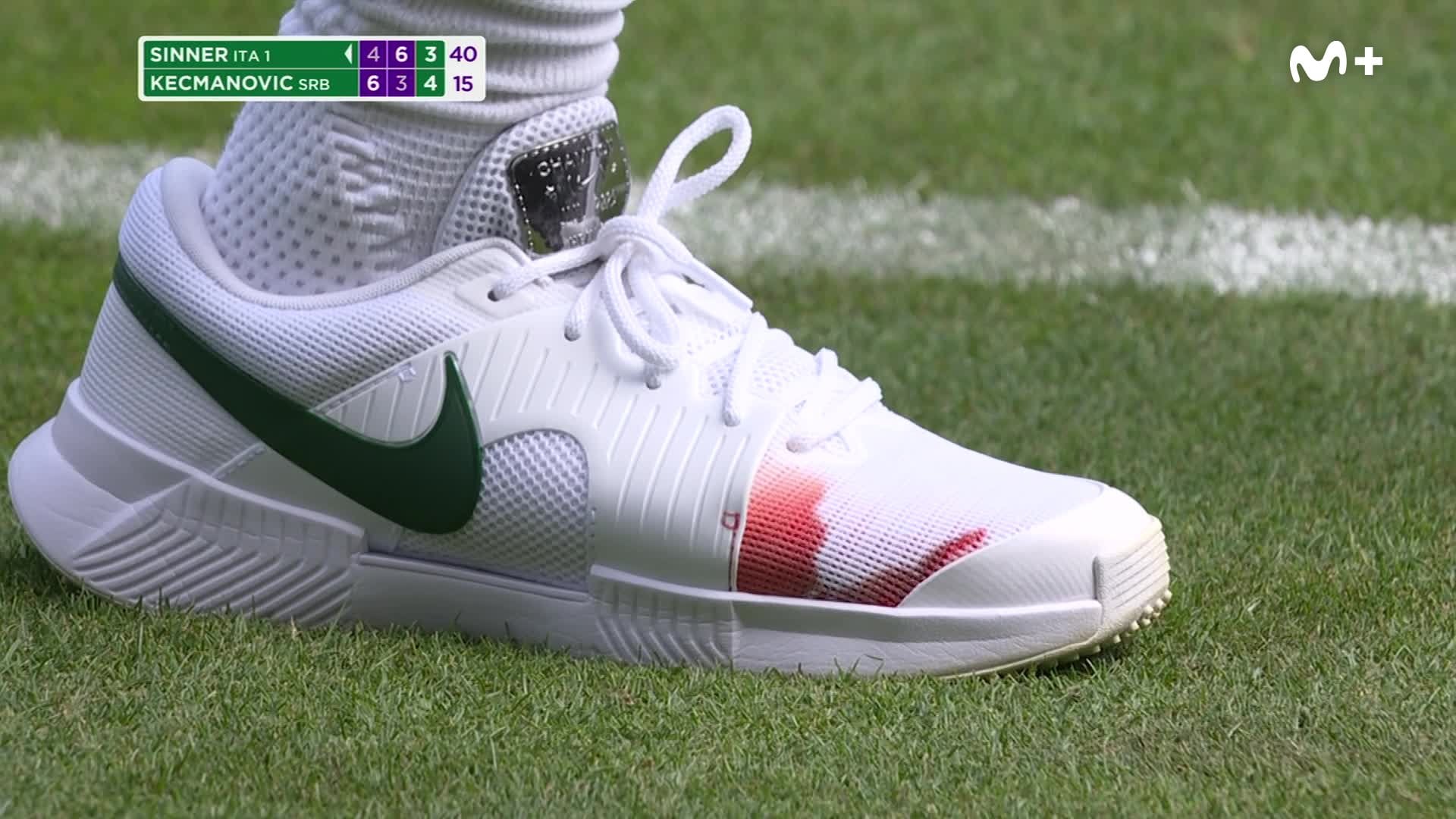 Jannik Sinner debutó en Wimbledon con un triunfo accidentado: caída y sangre en la zapatilla