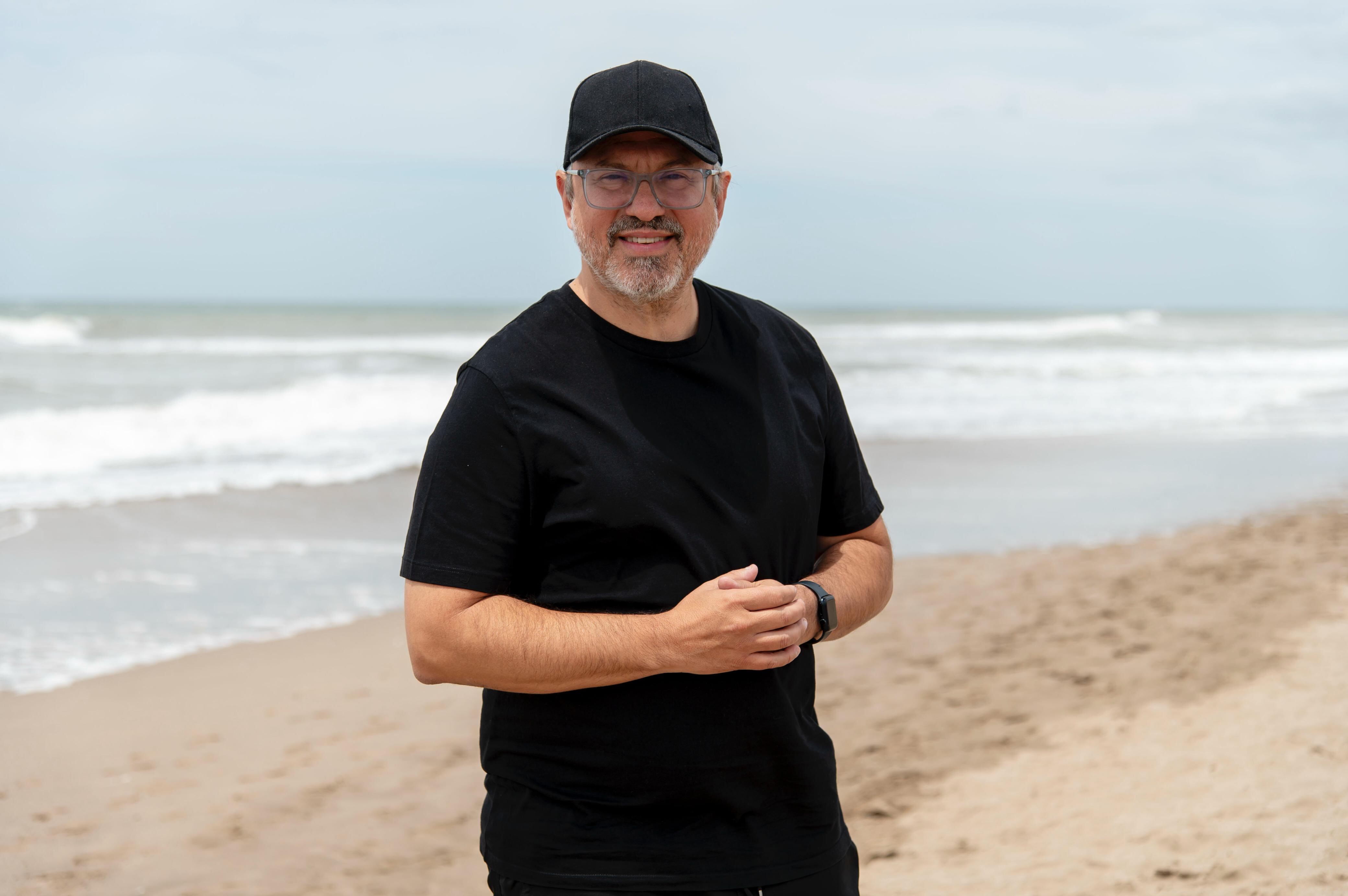 Diego Valenzuela en las playas de Pinamar Norte.