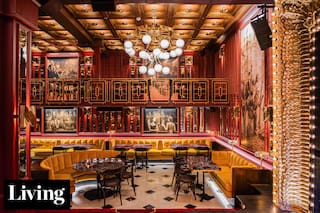 Encontró un teatro abandonado en un subsuelo de un edificio y decidió reconstruirlo