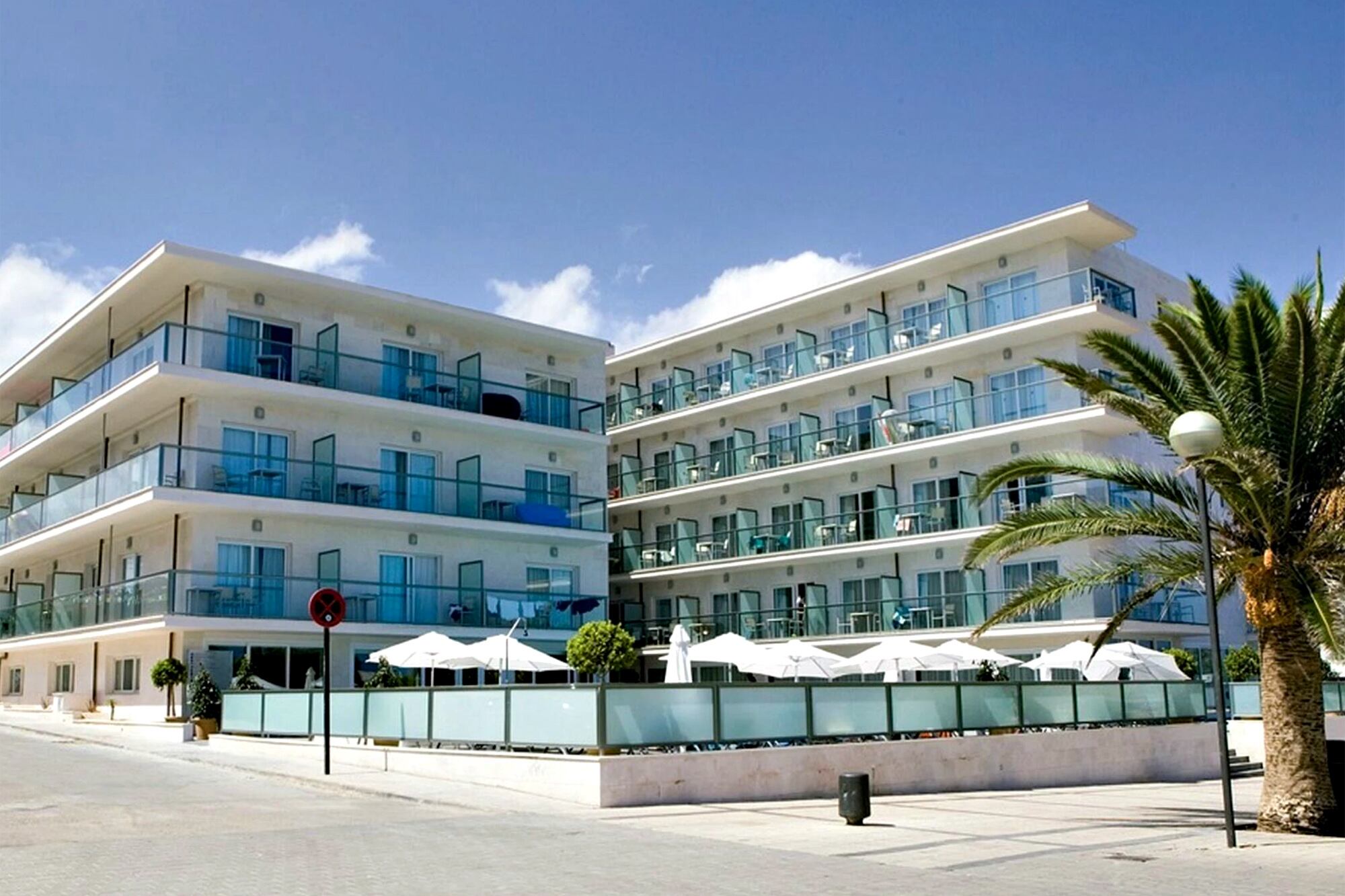 El Hotel MiM Mallorca se alza a metros del mar con una fachada sobria y líneas limpias, tras una reforma integral que lo transformó en un hotel exclusivo para adultos