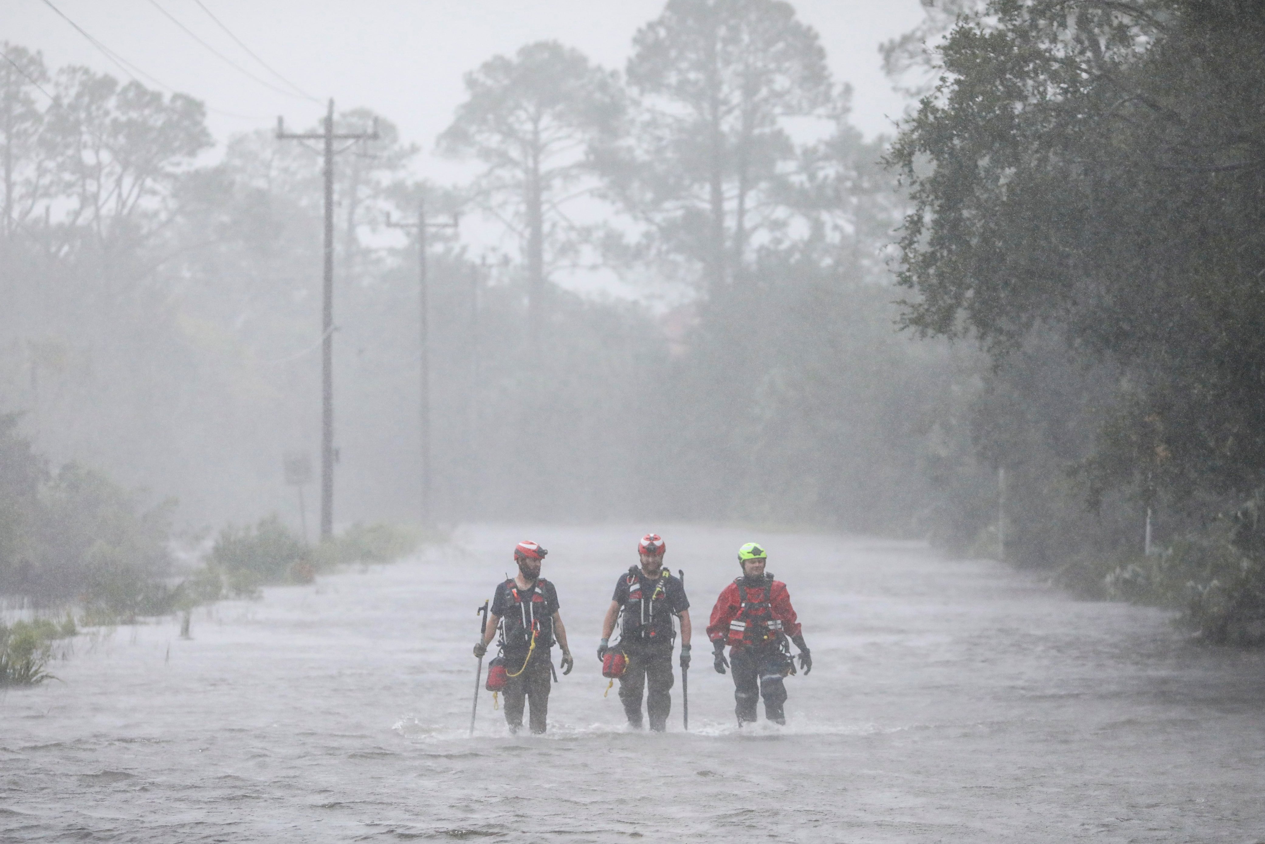 Socorristas de Tidewater Disaster Response caminan por una zona inundada en Florida en 2023